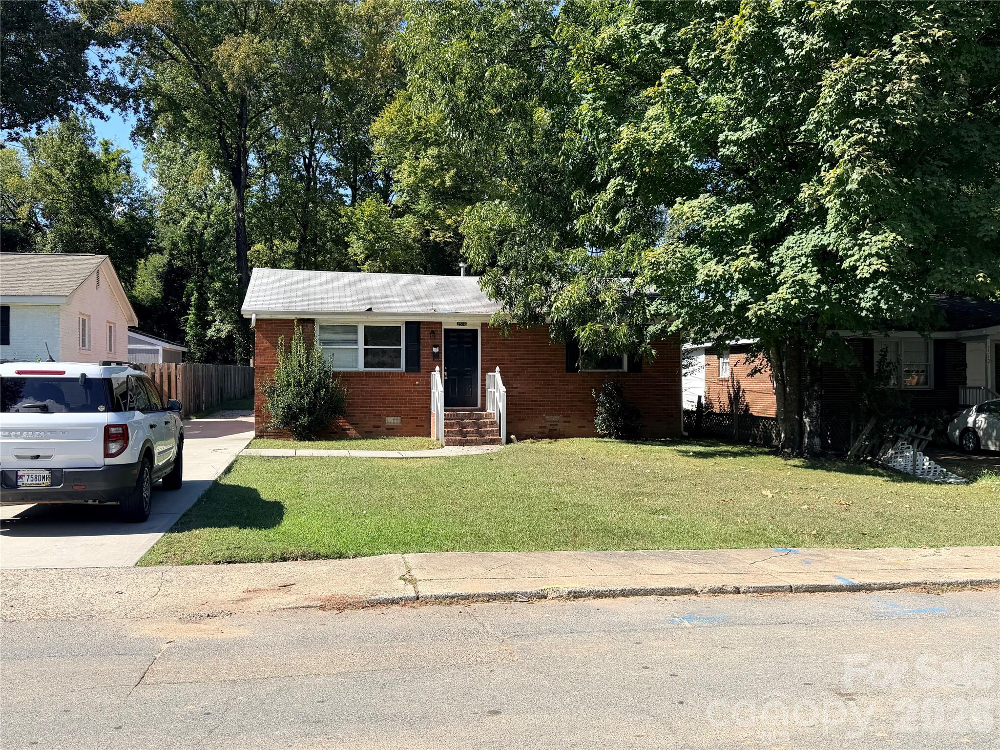 2516 Finchley Drive Property Photo 1