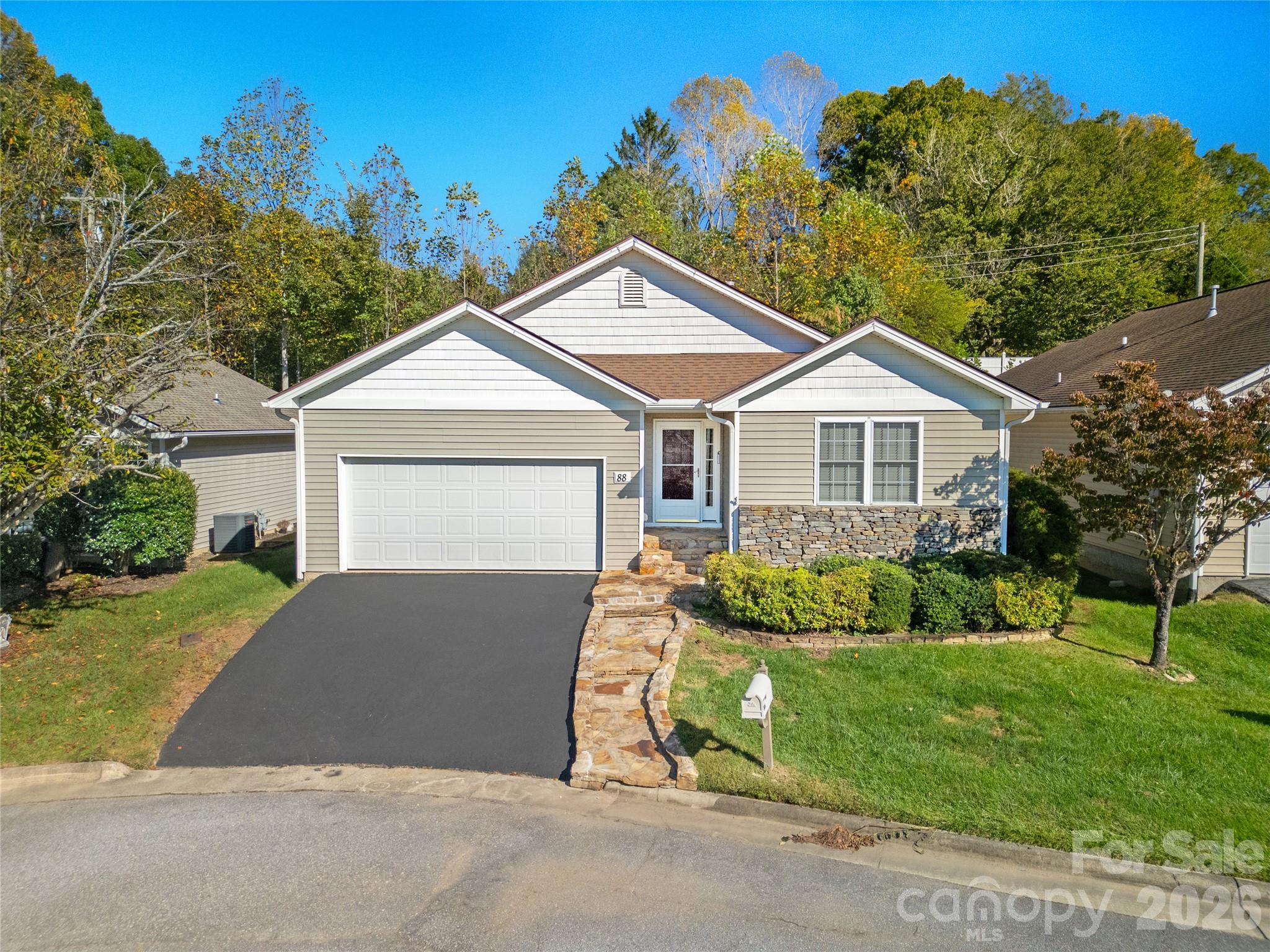 88 E Danbury Lane Property Photo 1