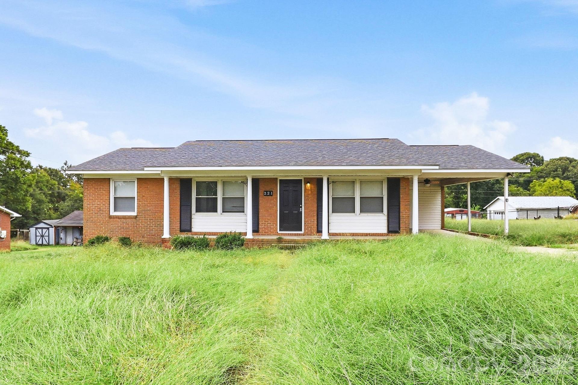 221 Tanglewood Drive Property Photo 1