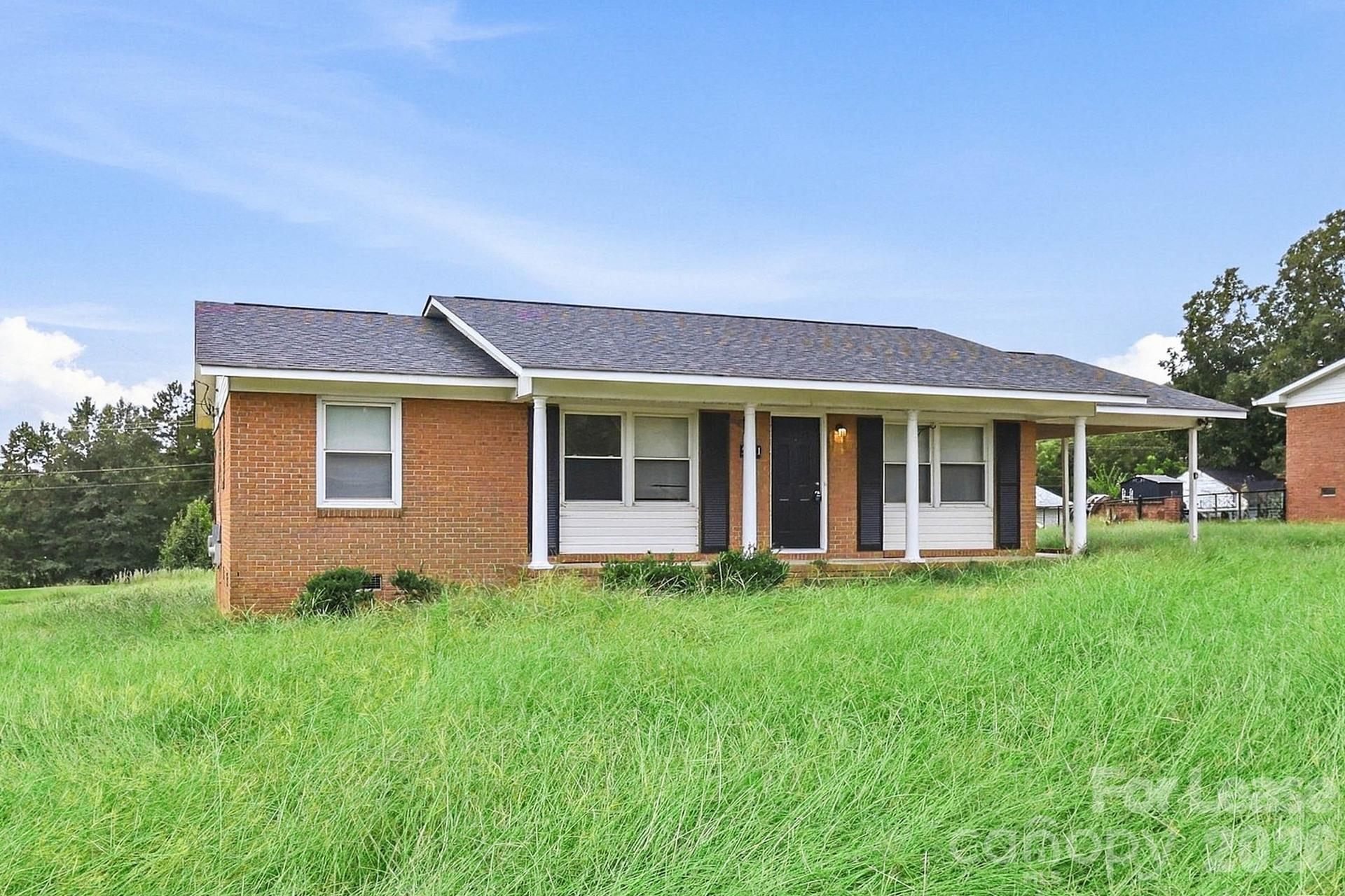 221 Tanglewood Drive Property Photo 2