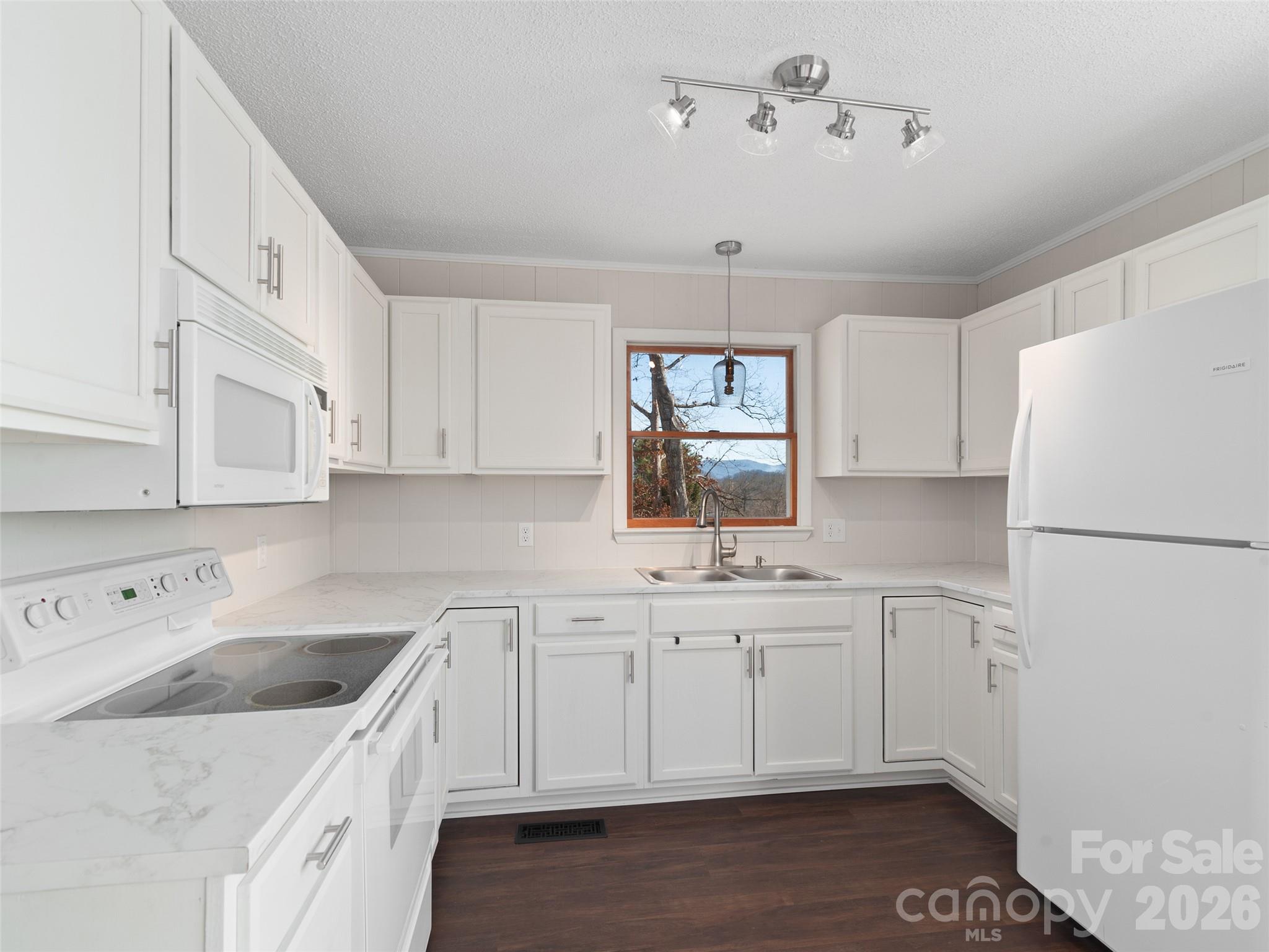128 Cardinal Lane Property Photo 43