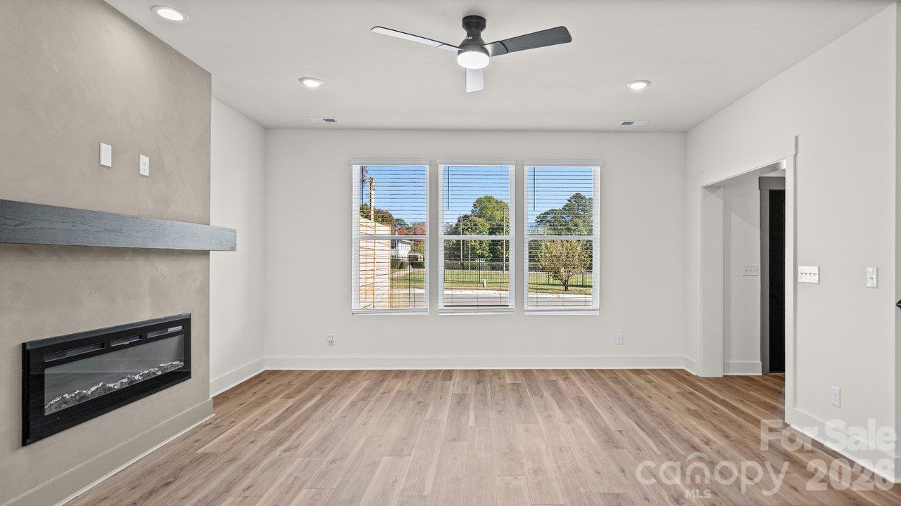 2093 Custer Street Property Photo 6