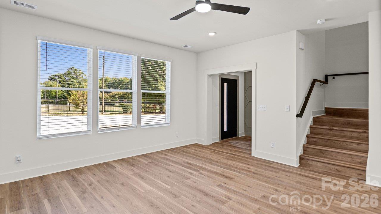 2093 Custer Street Property Photo 7
