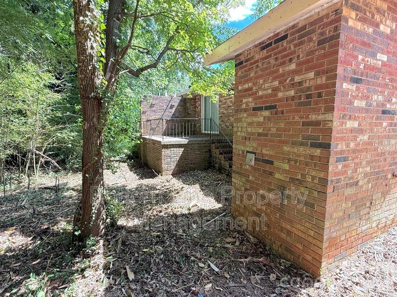 561 Blendwood Drive Property Photo 9