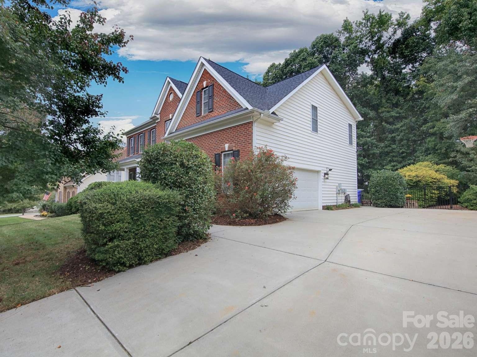166 Laurel Glen Drive Property Photo 3