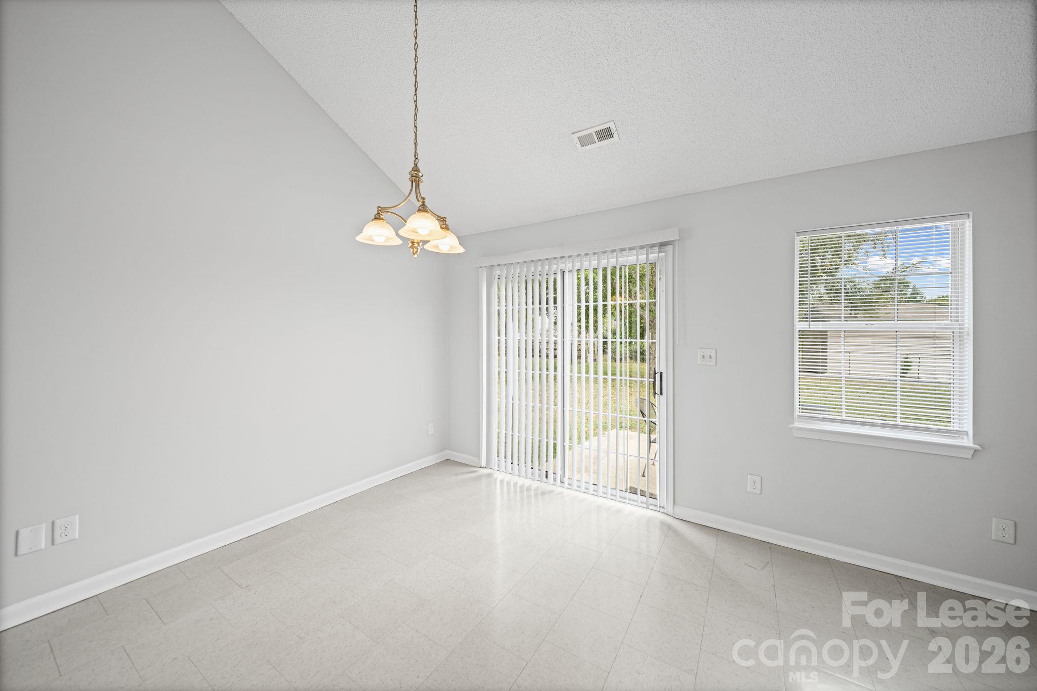 1012 Ridgefield Circle Property Photo 9