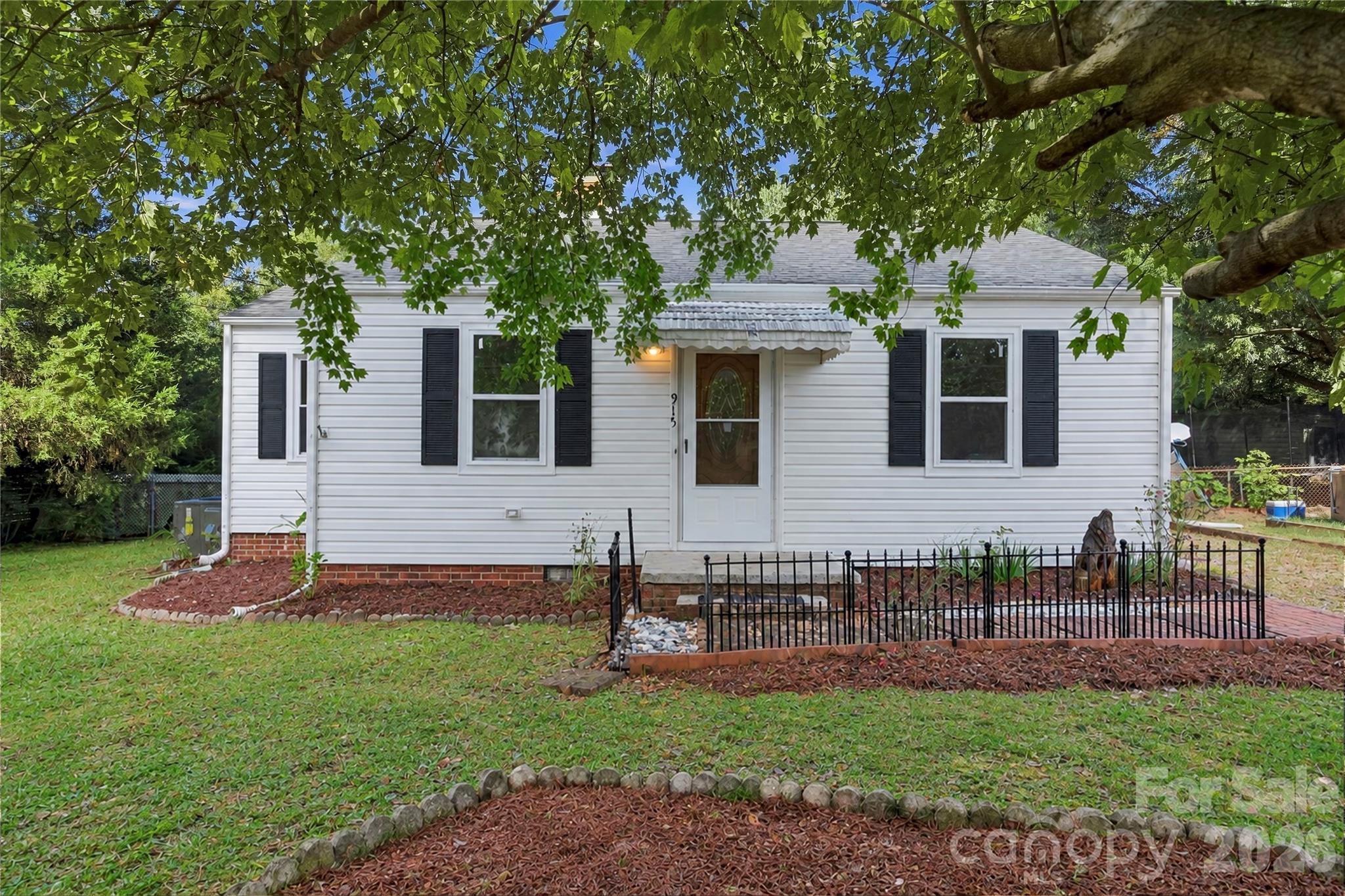 915 Skyway Road Property Photo 1