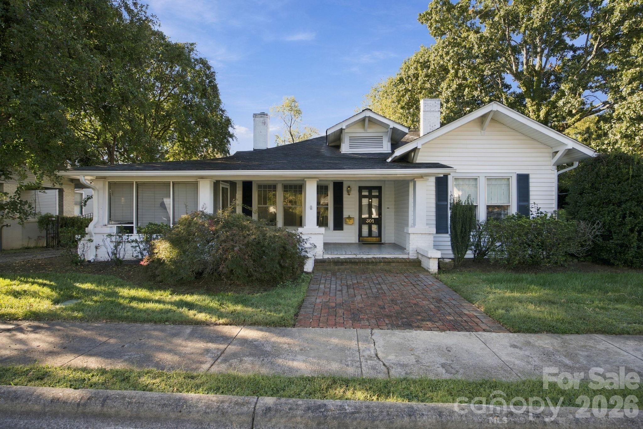 301 8th Street Property Photo 1