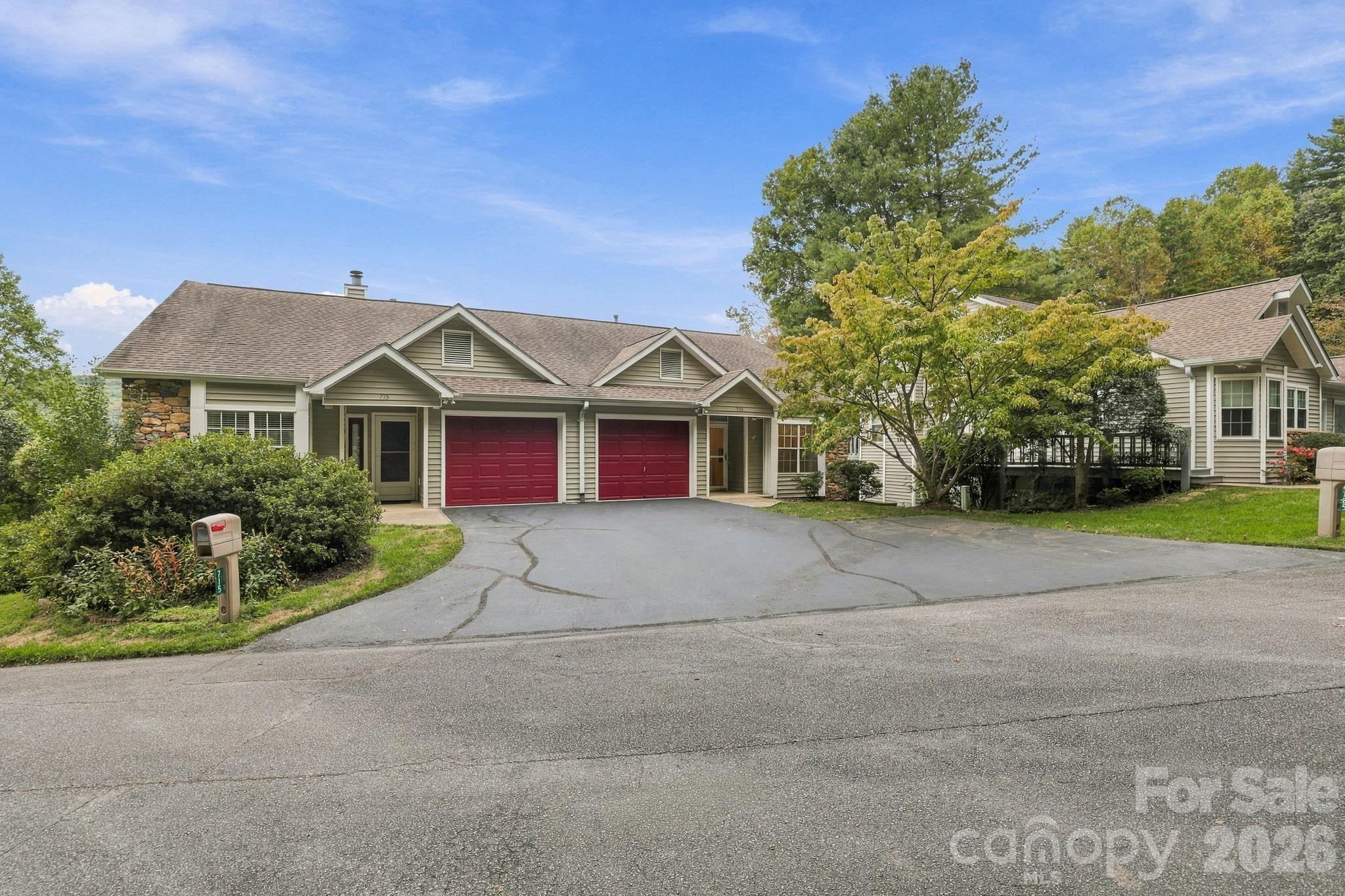725 N Park Place Property Photo 1