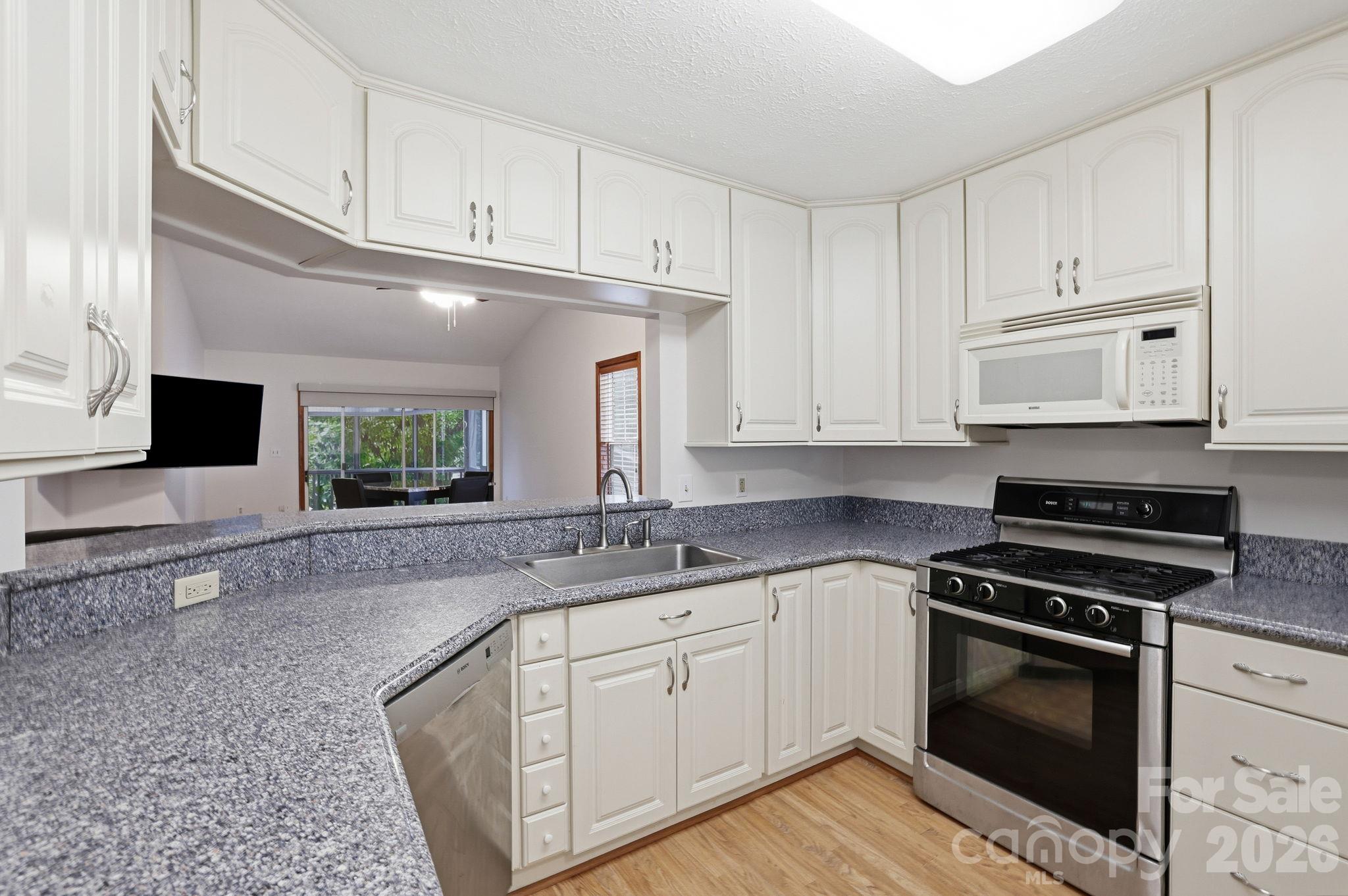 725 N Park Place Property Photo 10