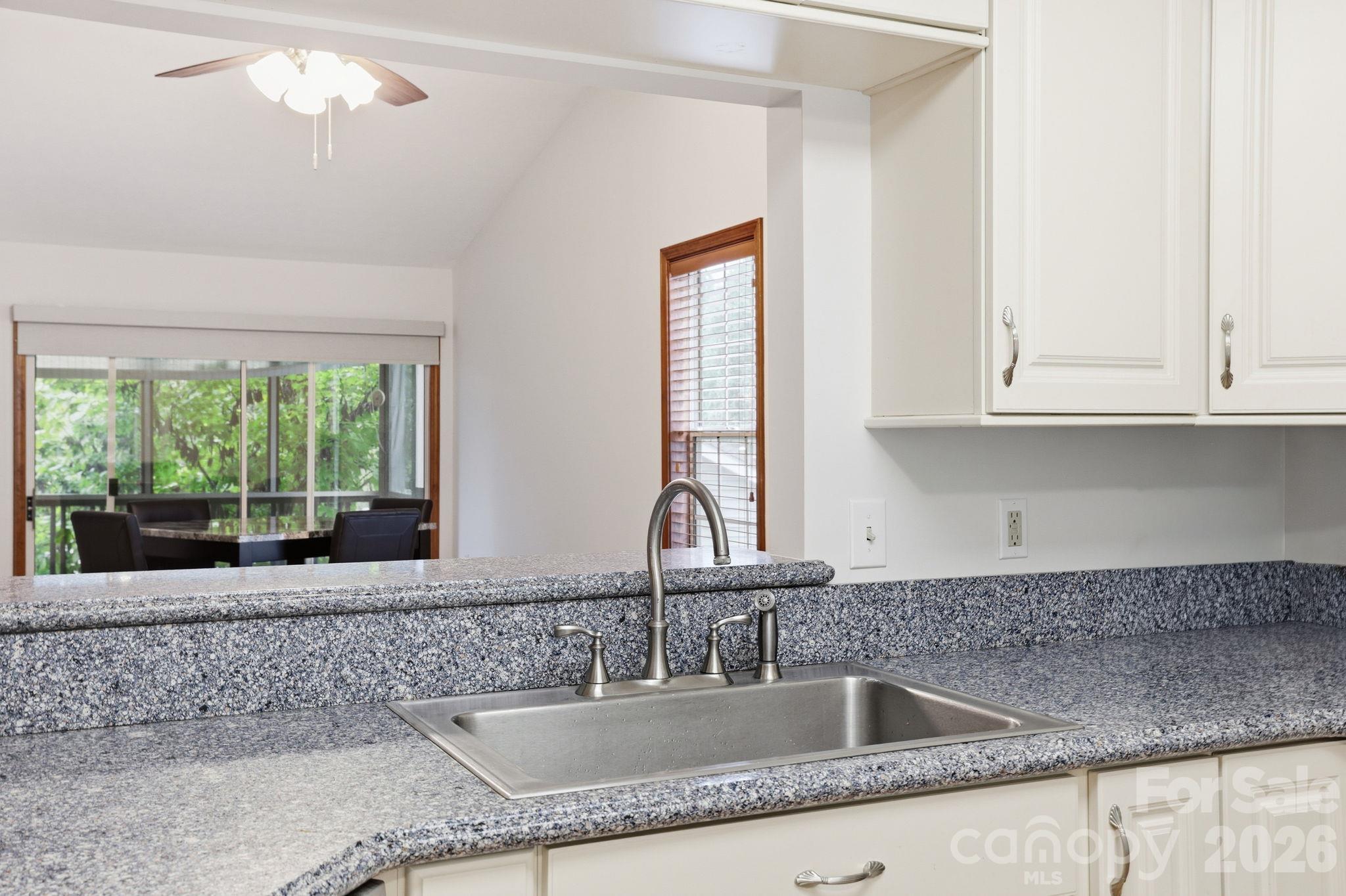 725 N Park Place Property Photo 12