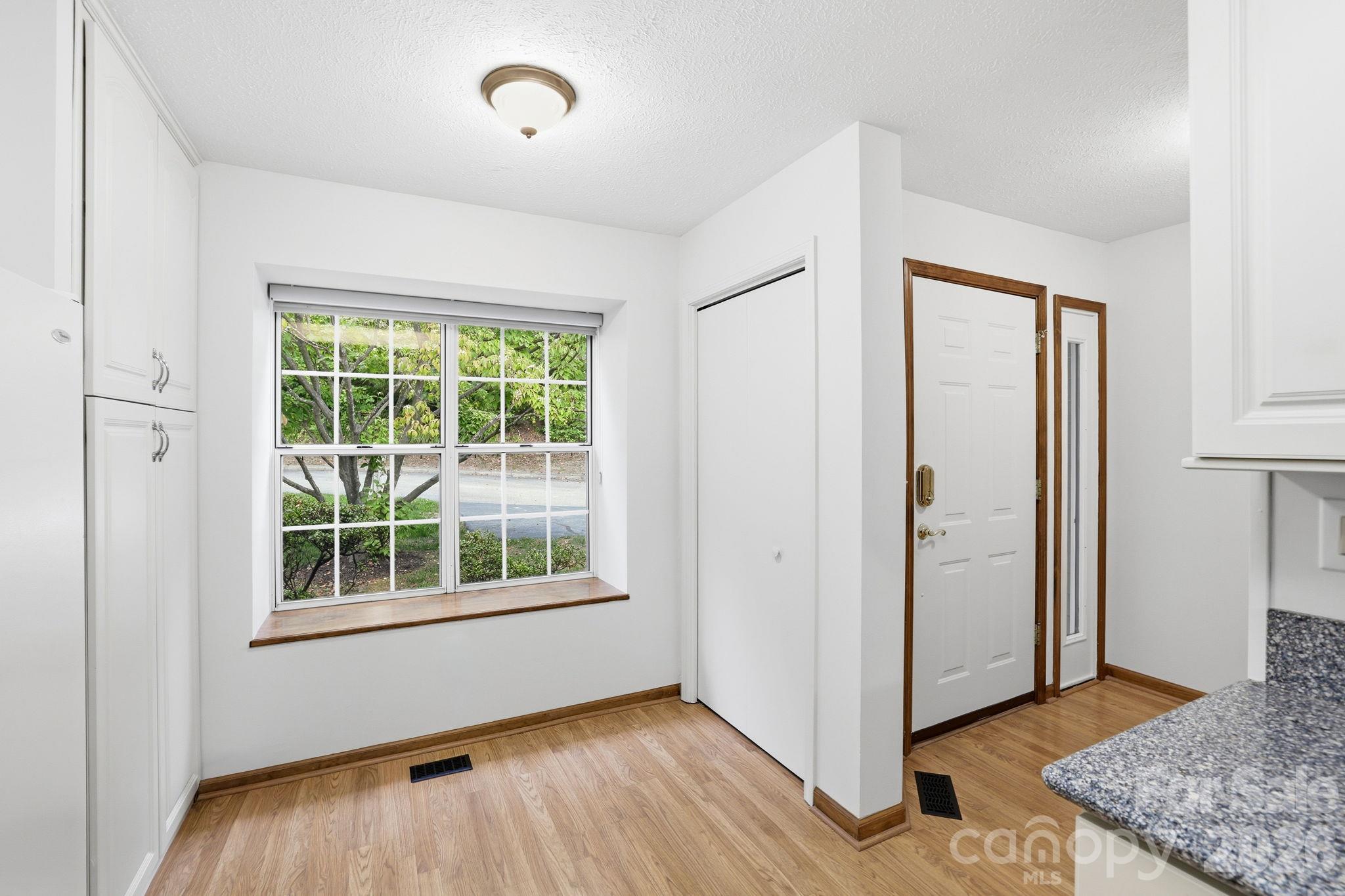 725 N Park Place Property Photo 14