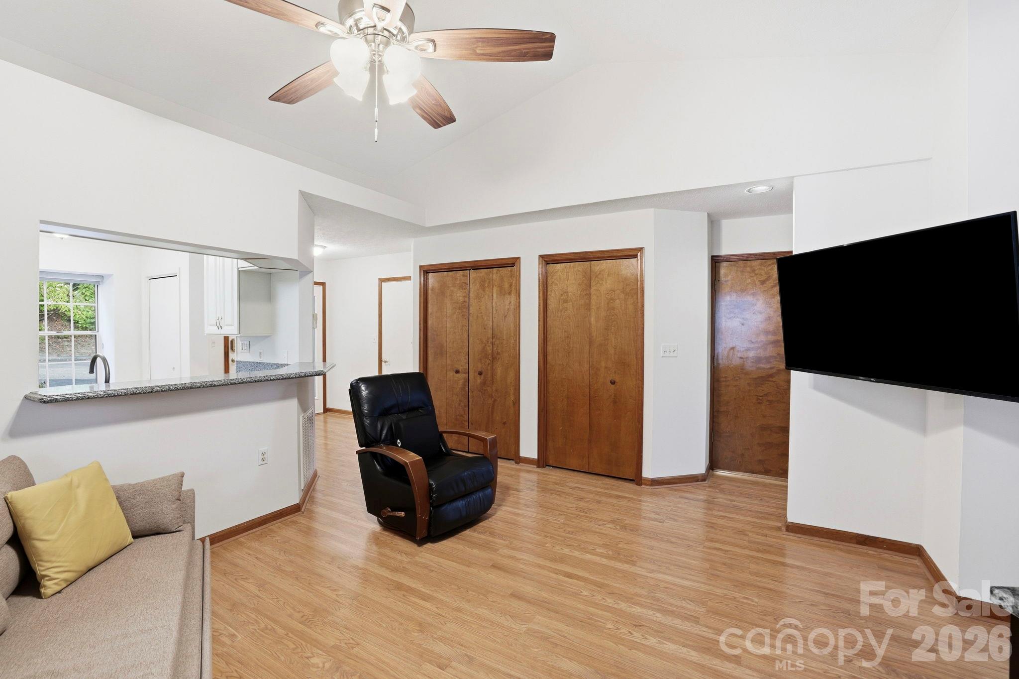 725 N Park Place Property Photo 17