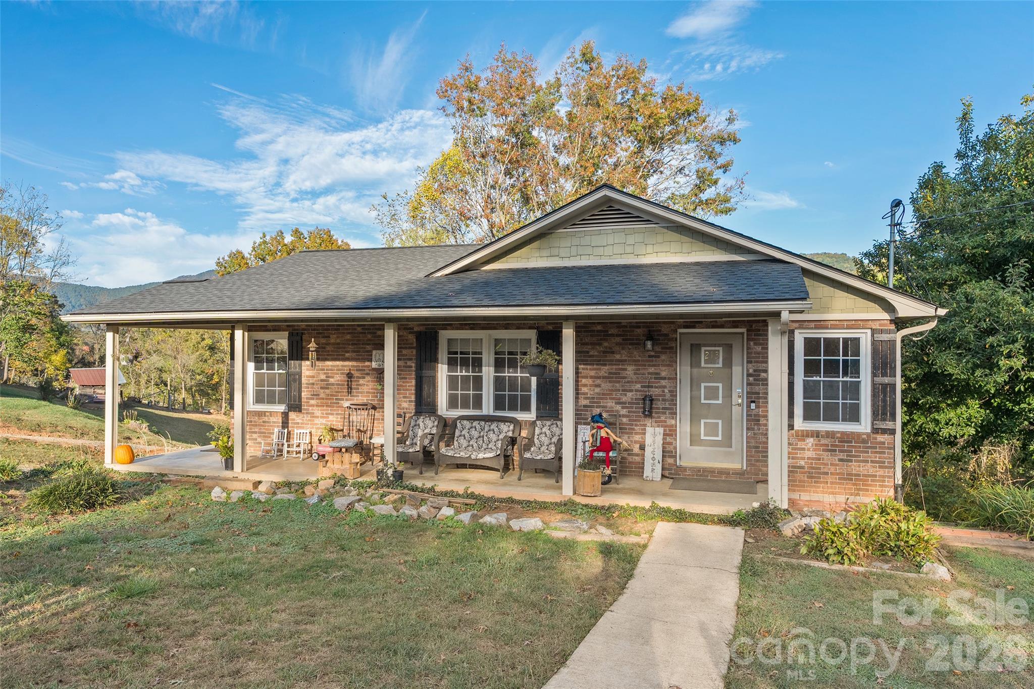 213 Oakmont Drive Property Photo 1