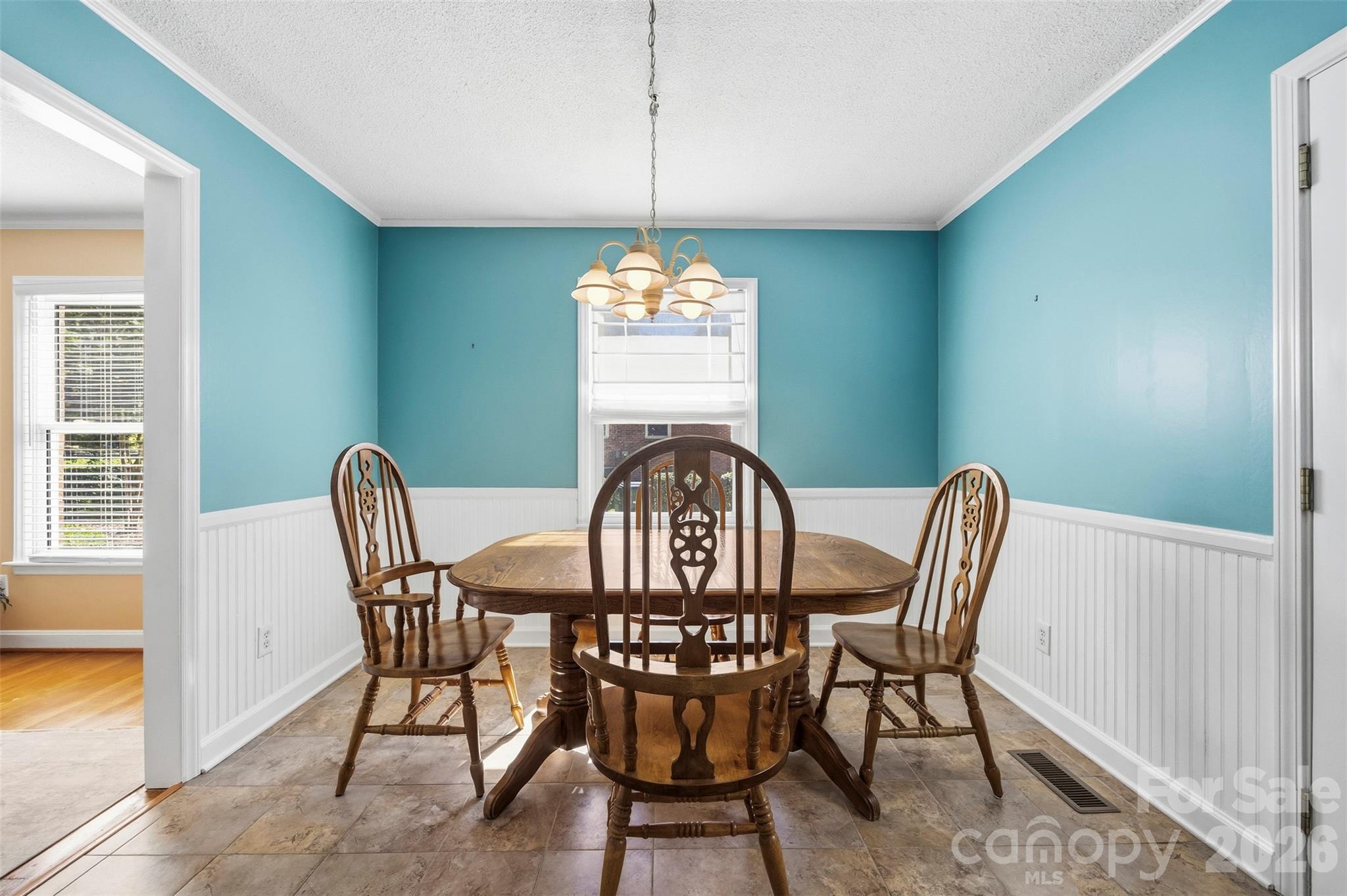 2130 Greenleaf Drive Property Photo 6