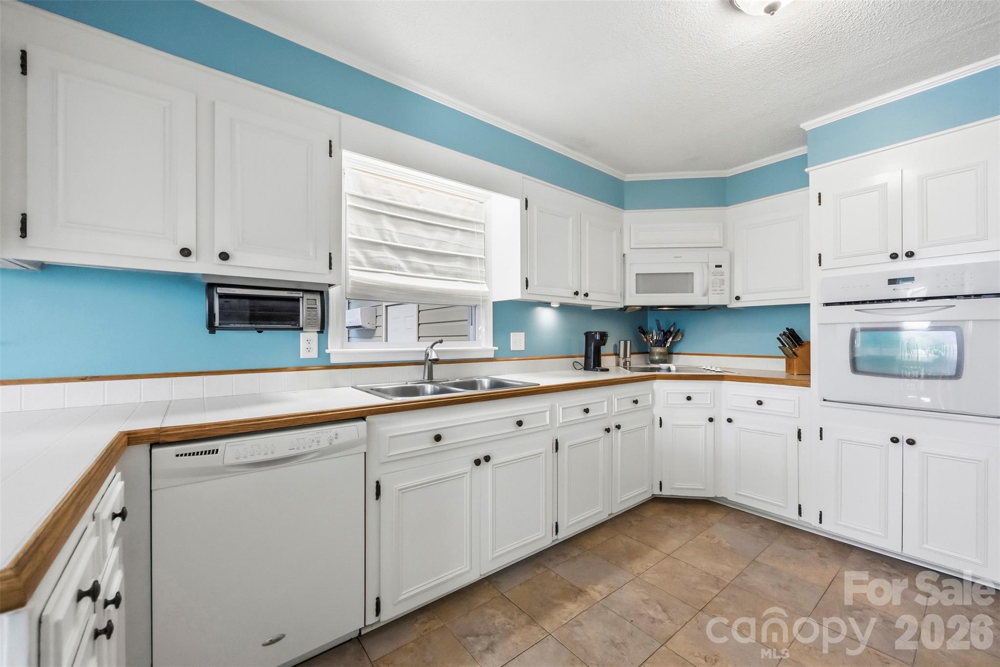 2130 Greenleaf Drive Property Photo 7