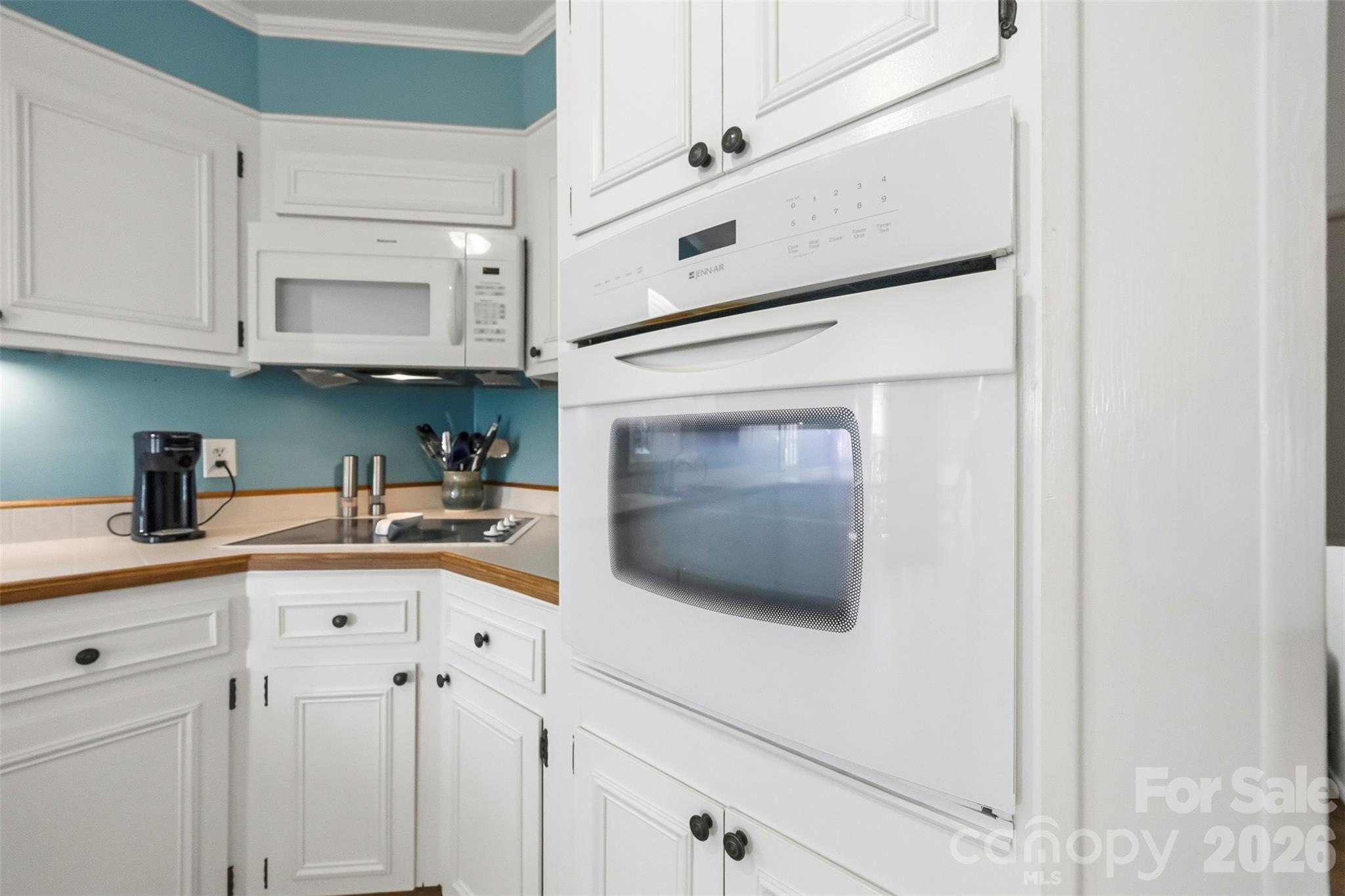 2130 Greenleaf Drive Property Photo 8