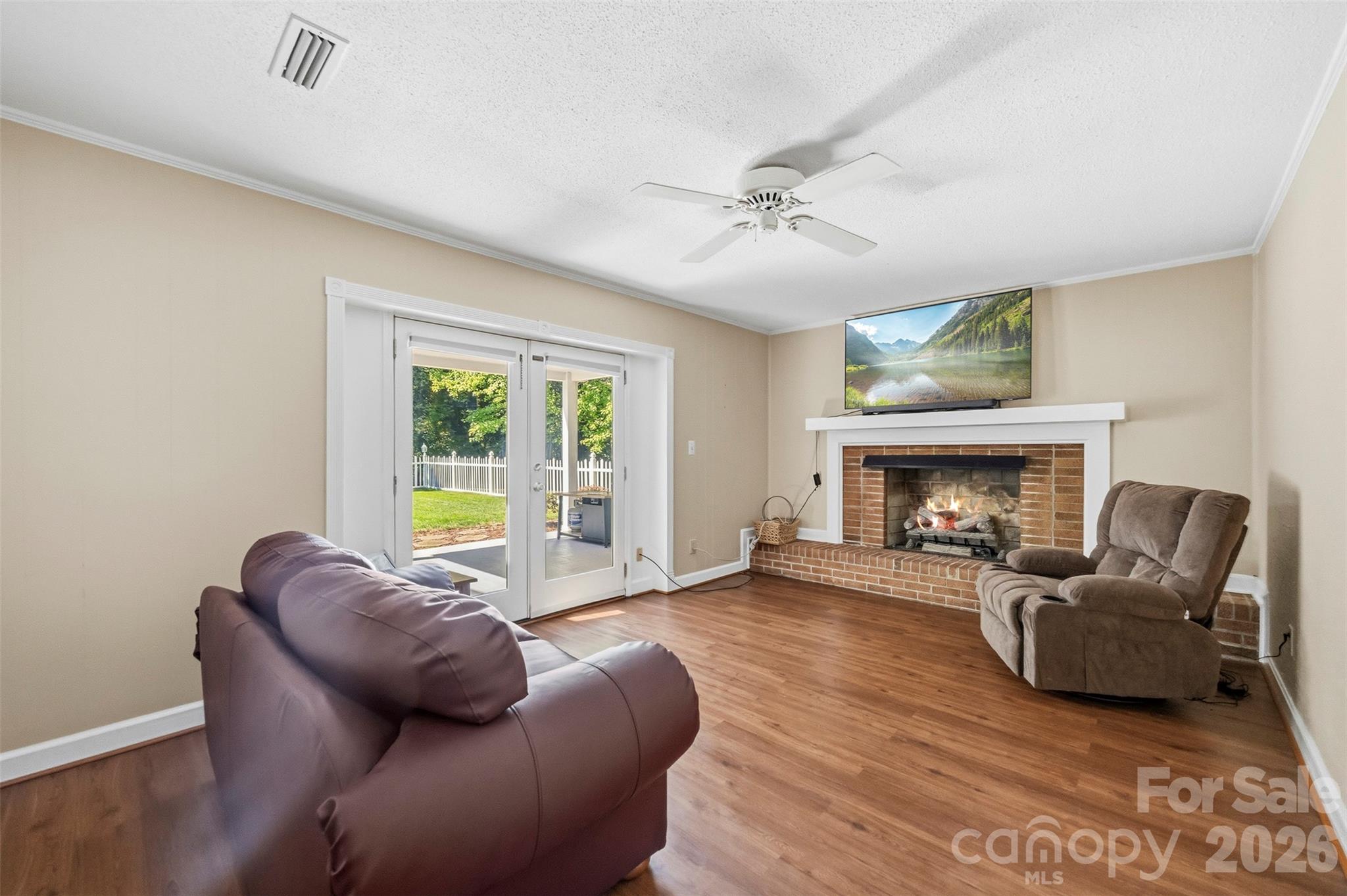 2130 Greenleaf Drive Property Photo 10