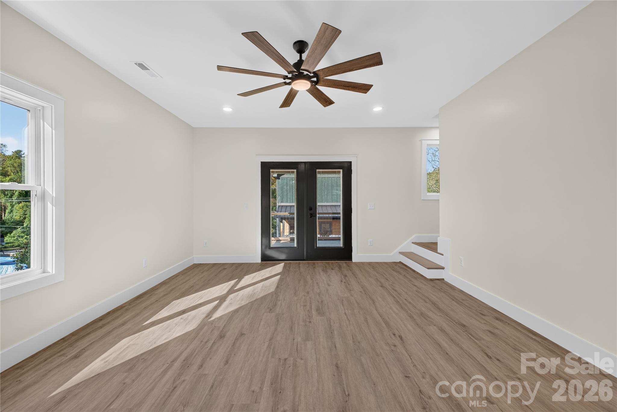 1011 Fassifern Court Property Photo 9