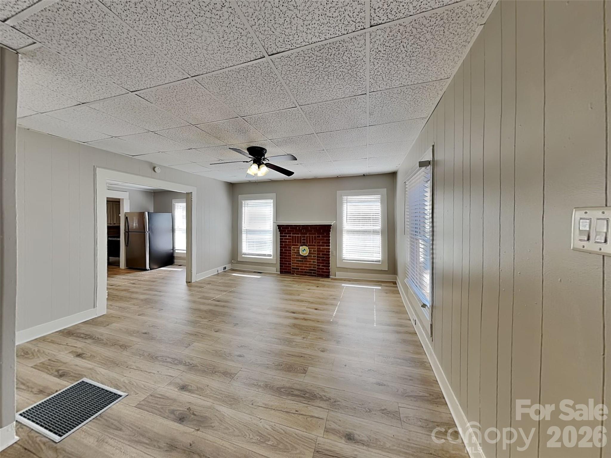 404 E Mills Avenue Property Photo 2