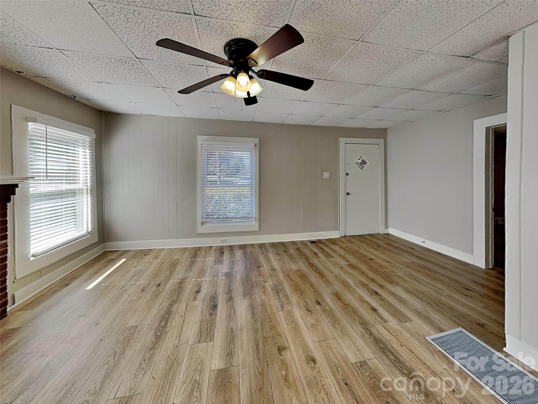 404 E Mills Avenue Property Photo 4