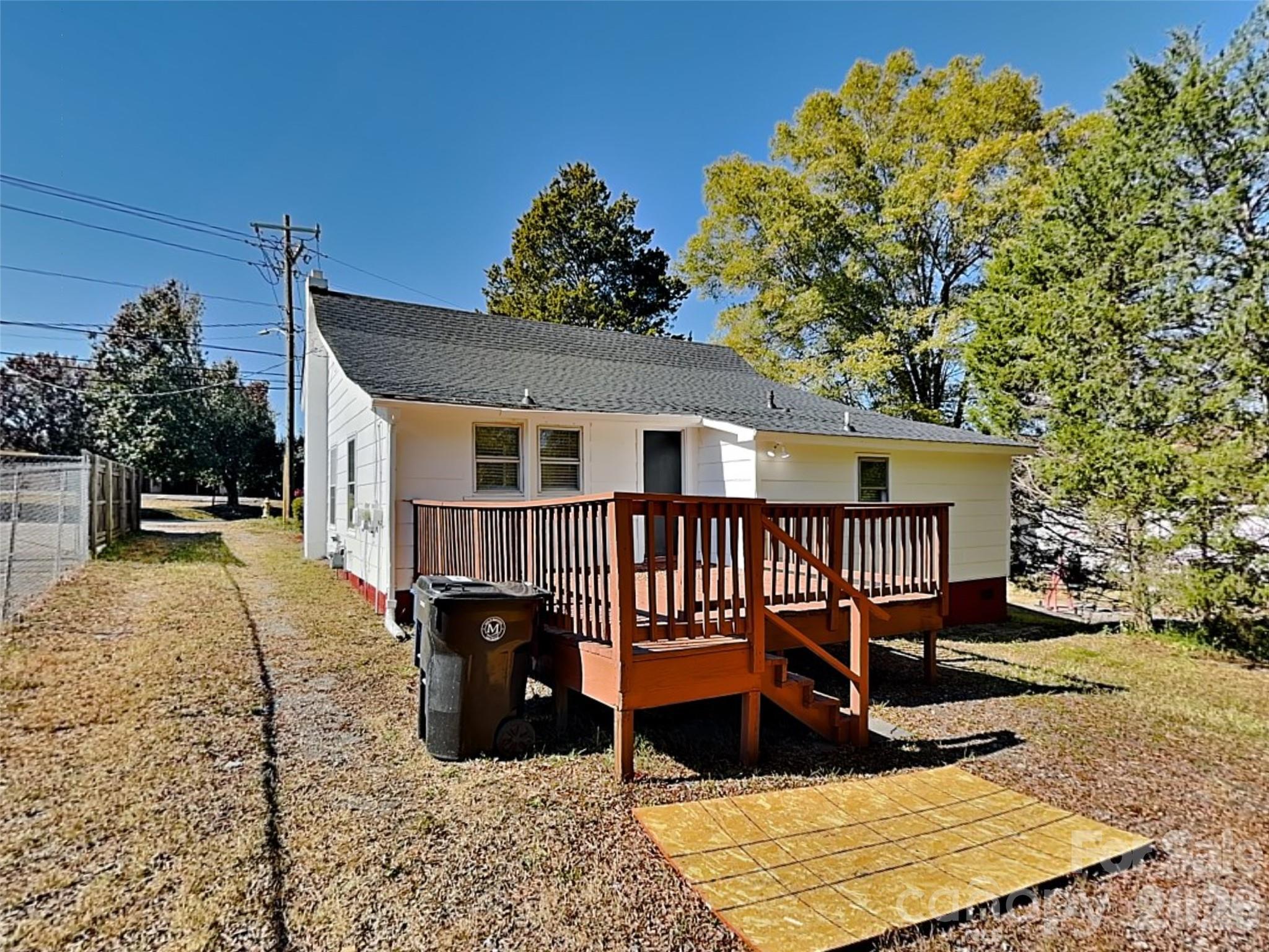 404 E Mills Avenue Property Photo 18