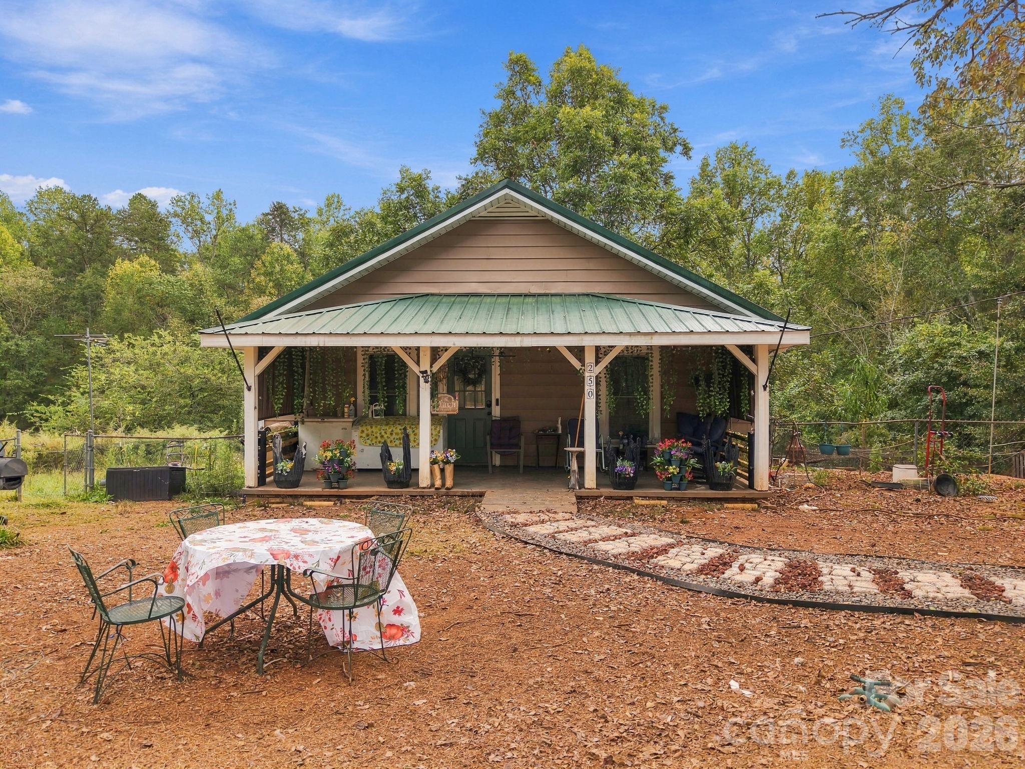 250 Circus Trail Property Photo 1
