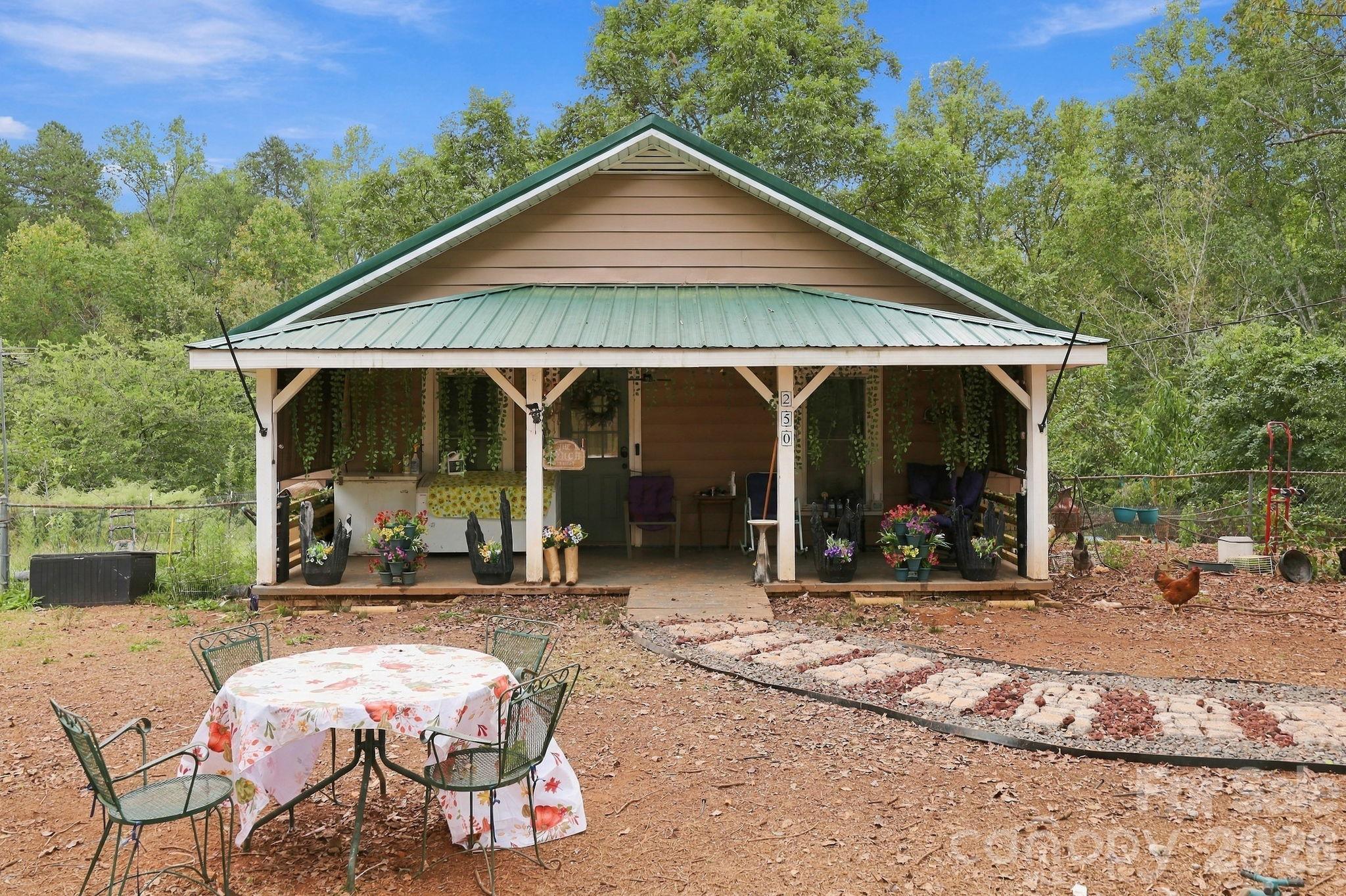 250 Circus Trail Property Photo 3