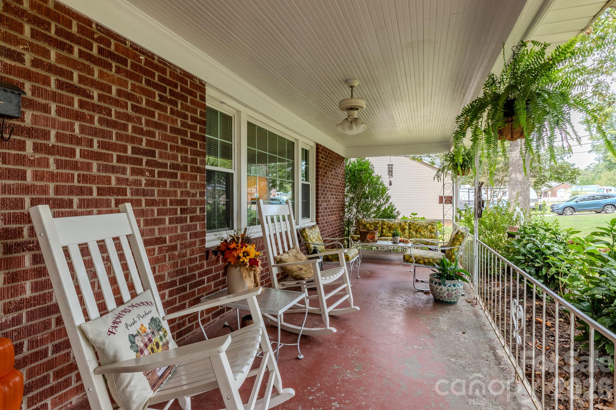 1004 Woodside Drive Property Photo 2