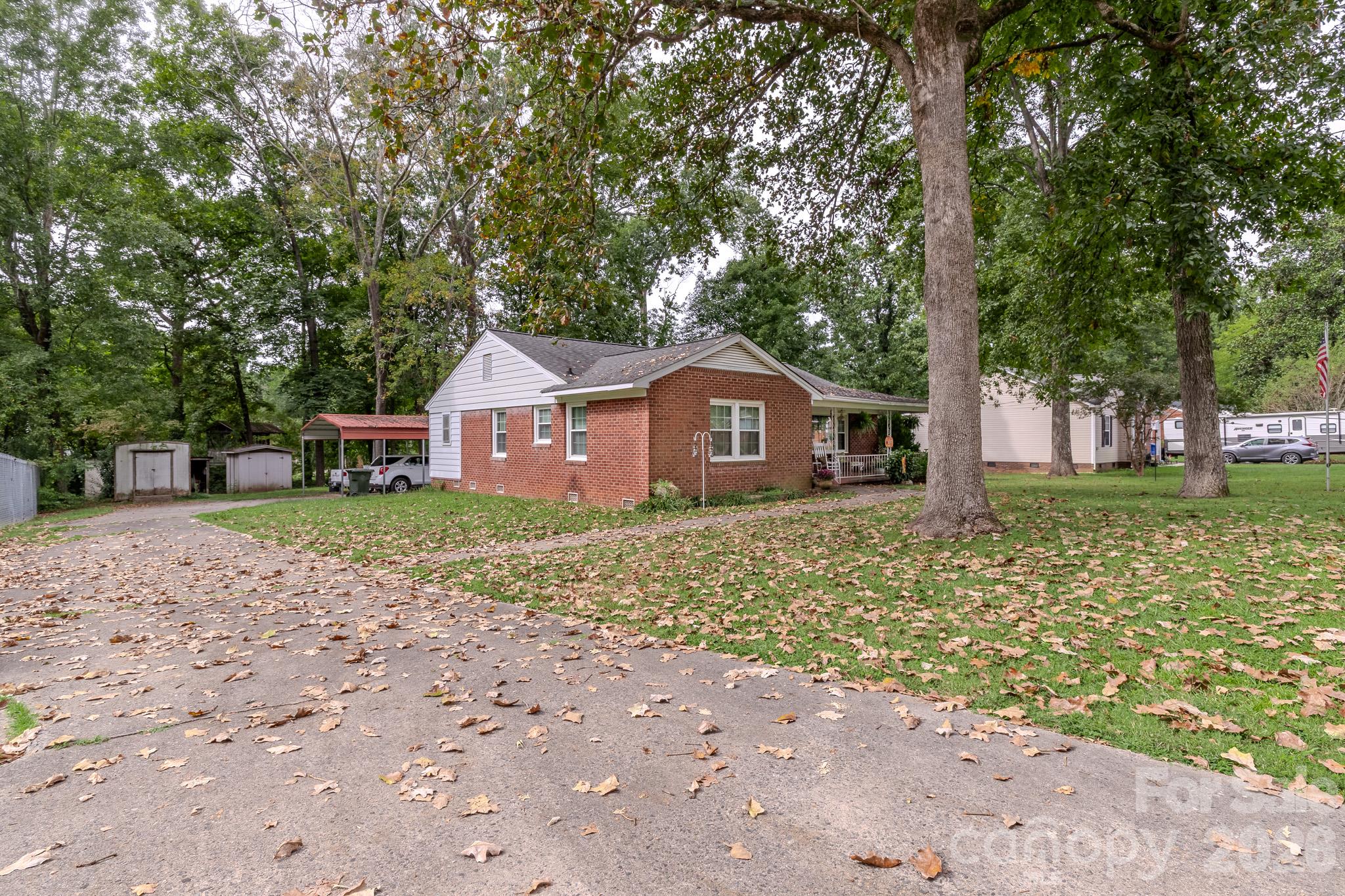 1004 Woodside Drive Property Photo 3