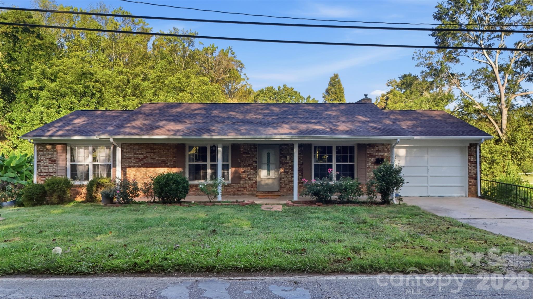 807 N Oakland Street Property Photo 1