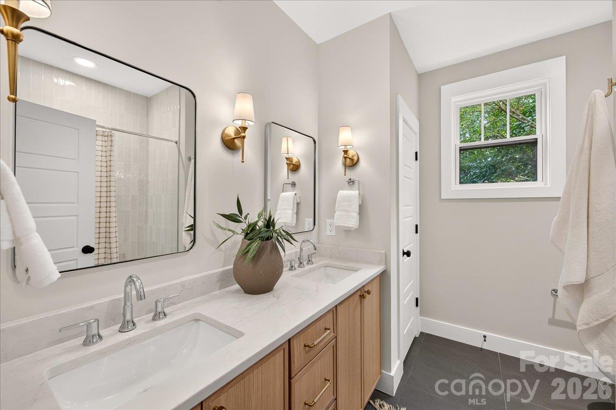 1524 E 35th Street Property Photo 39