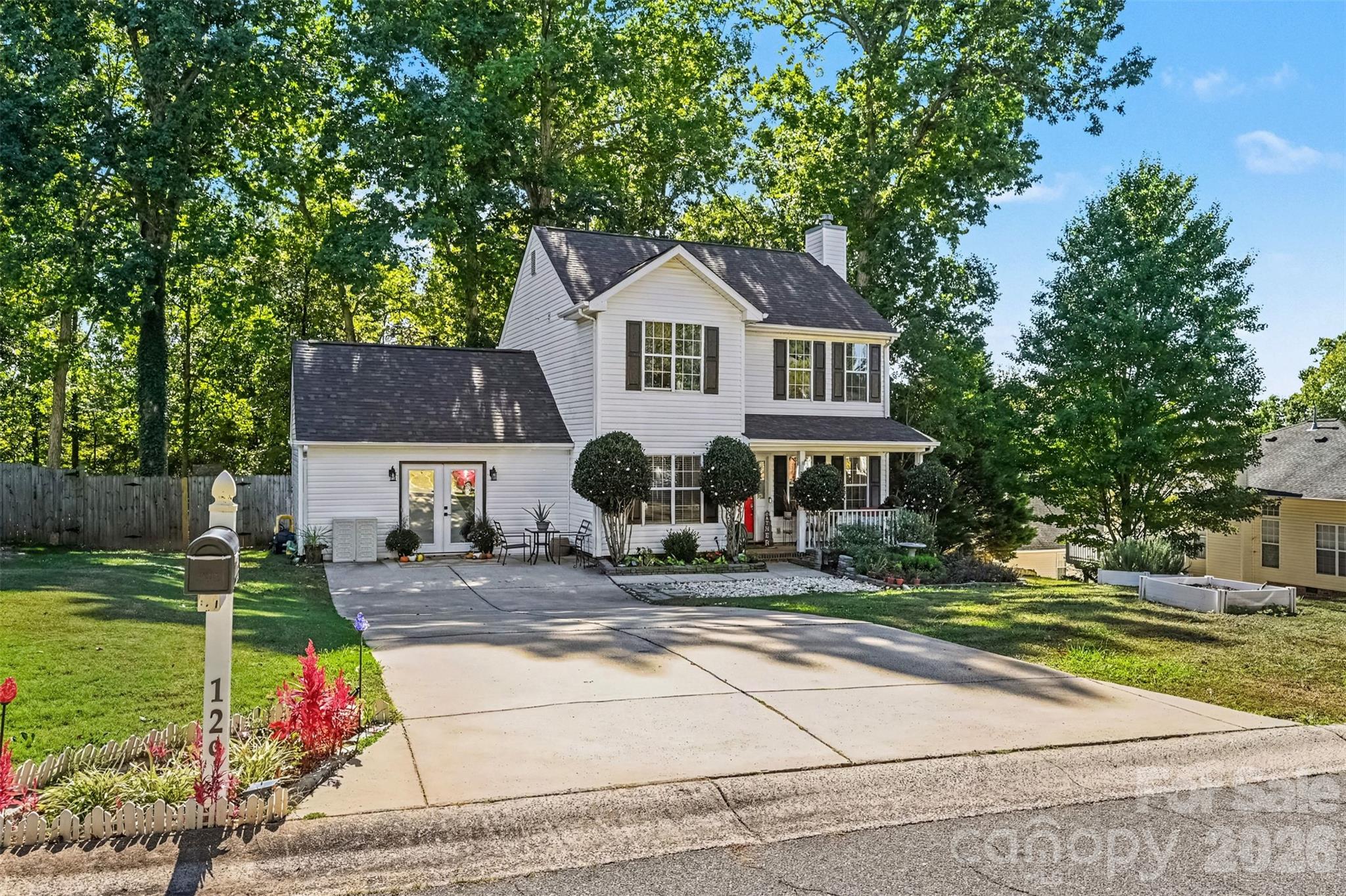 129 Shade Tree Circle Property Photo 1