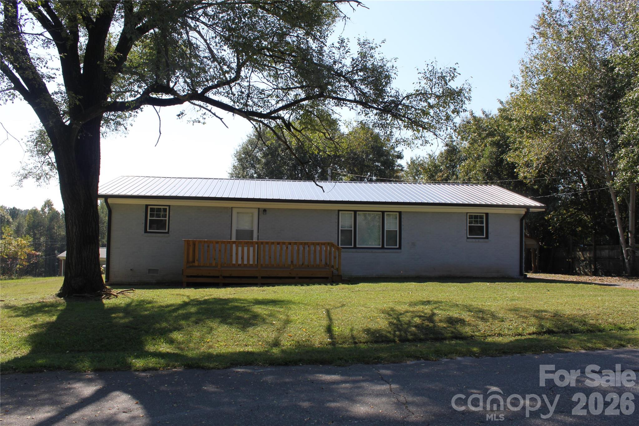 194 Crescent Drive Property Photo 1