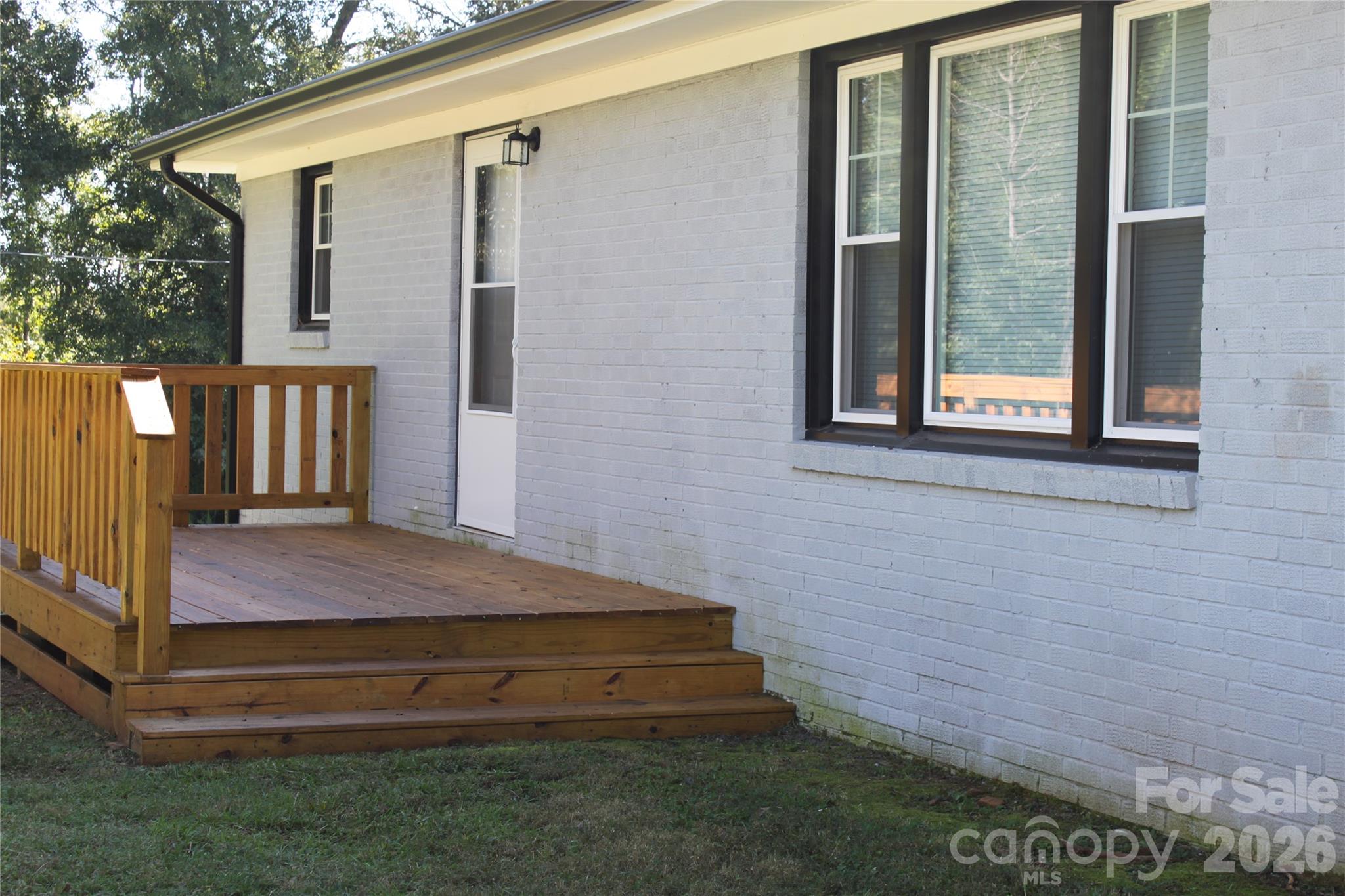 194 Crescent Drive Property Photo 2
