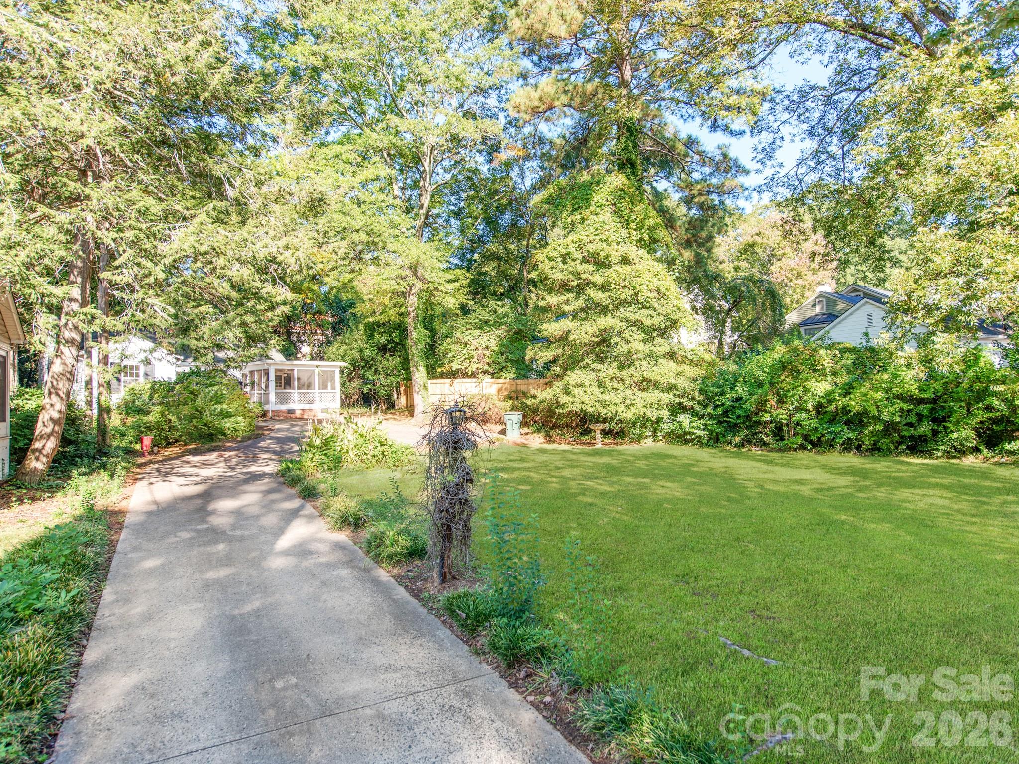 713 Lee Street Property Photo 4