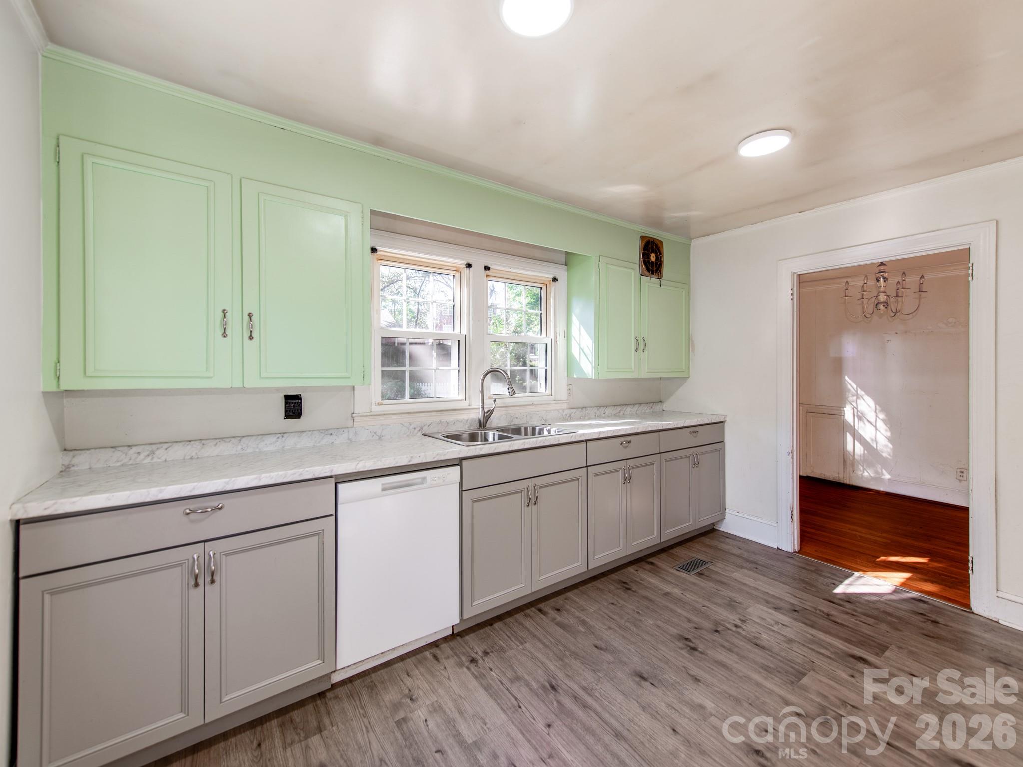713 Lee Street Property Photo 16