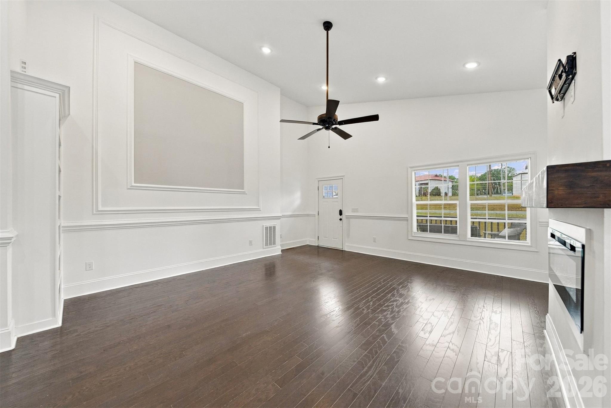 329 W F Street Property Photo 8