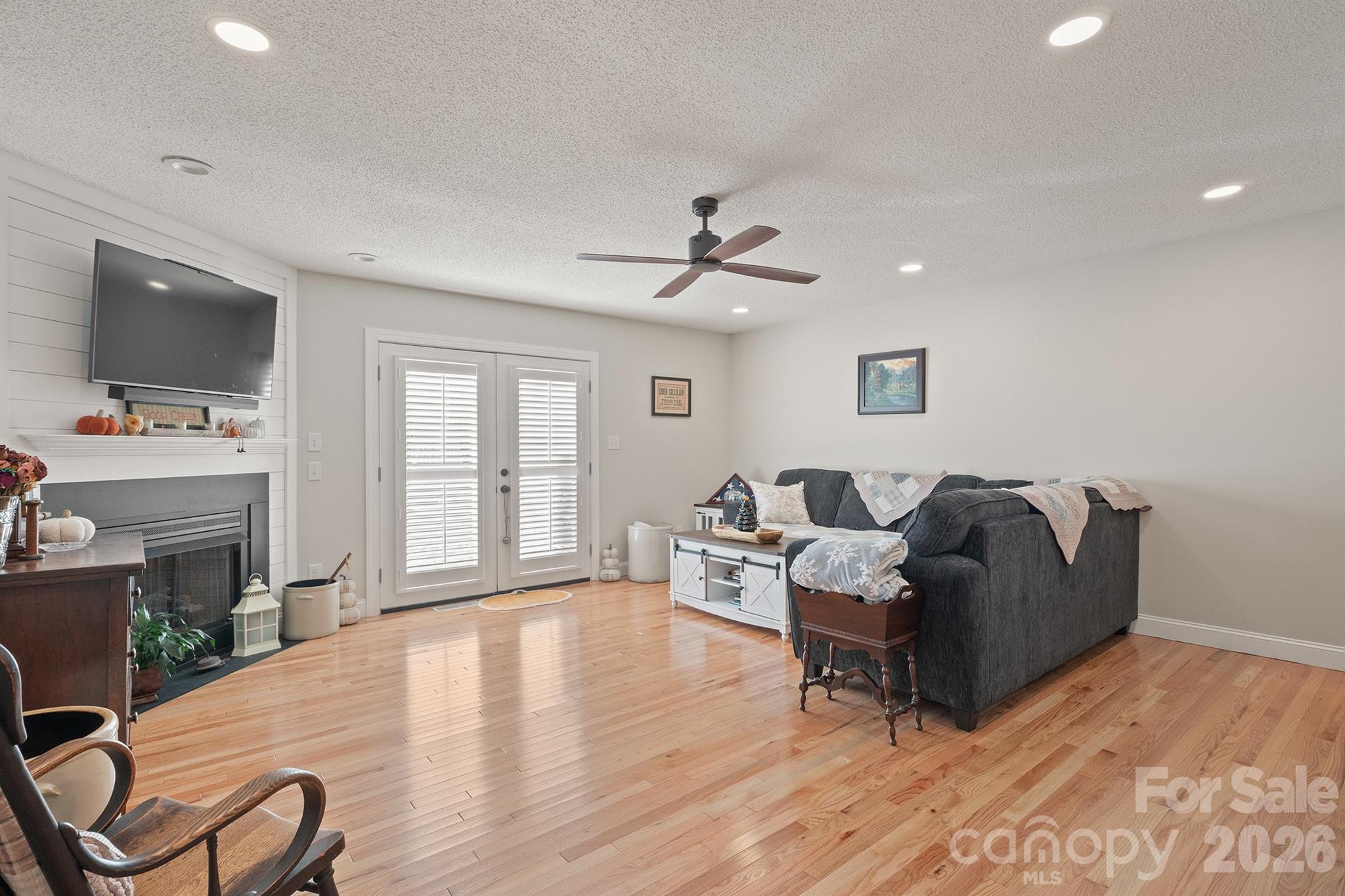 1459 Angela Court Property Photo 6