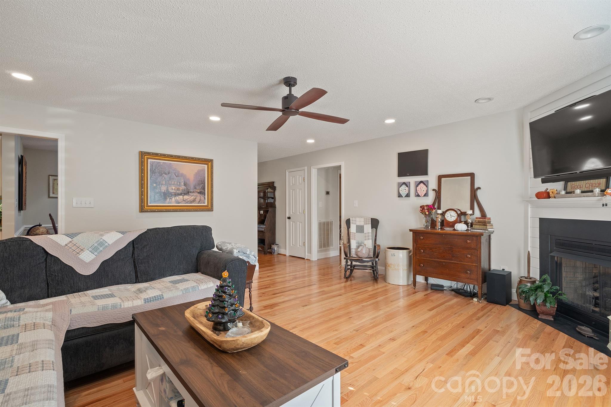 1459 Angela Court Property Photo 7