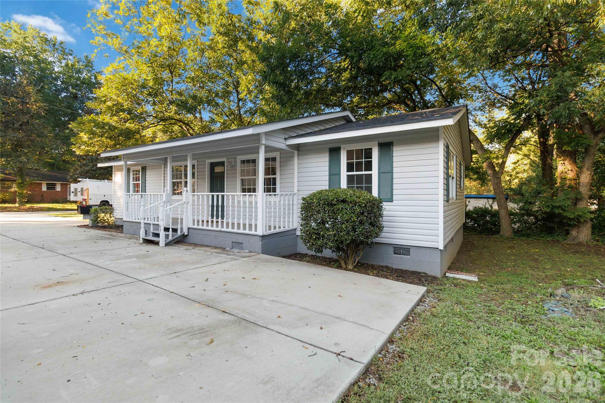 327 E Morrow Avenue Property Photo 2