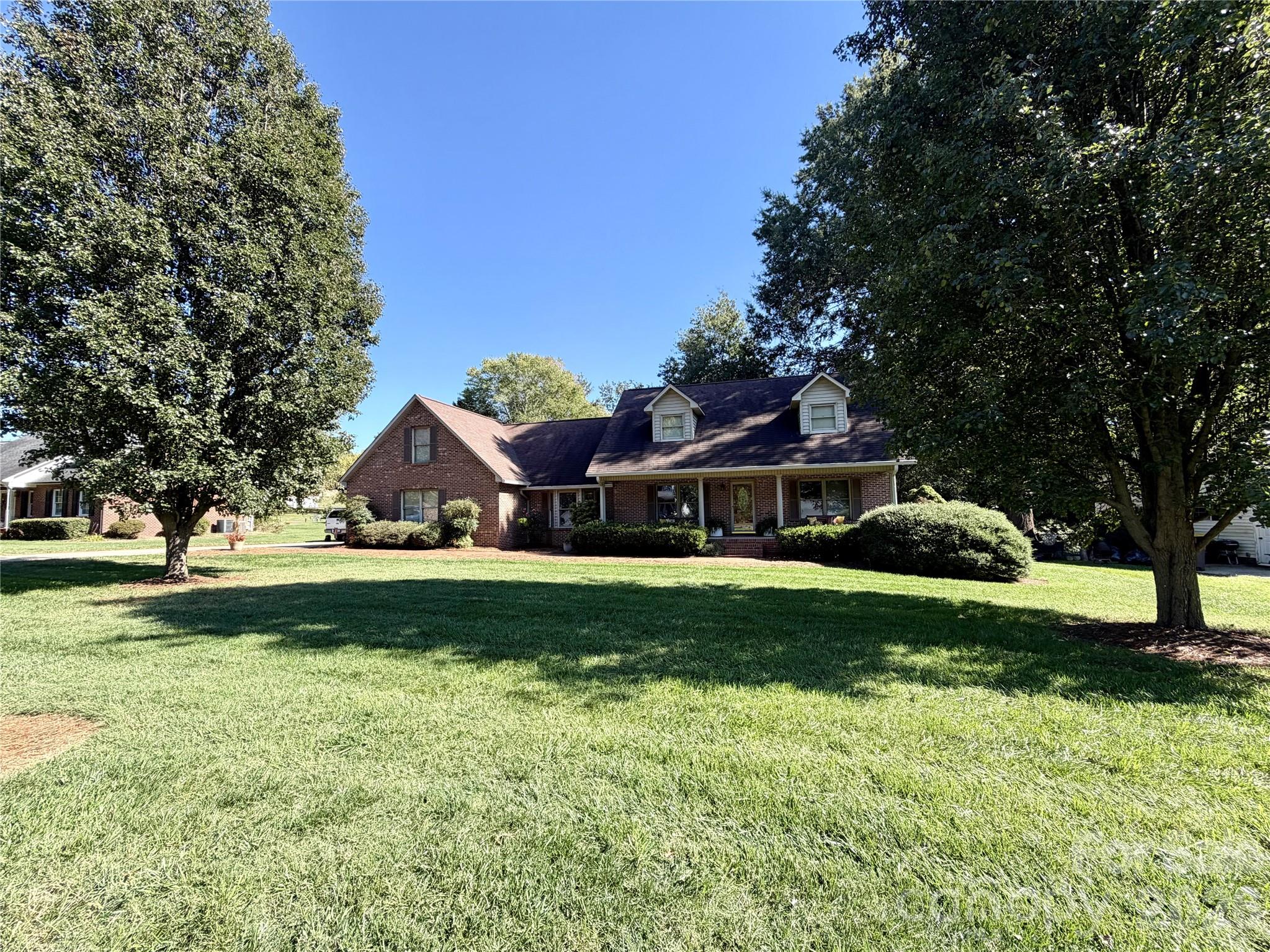 990 Royal Drive Property Photo 1