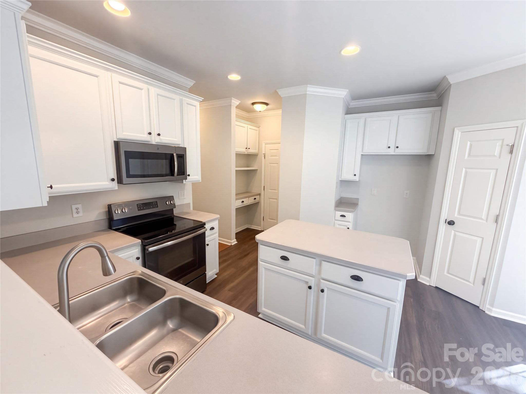 8303 Poplar Grove Circle Property Photo 6