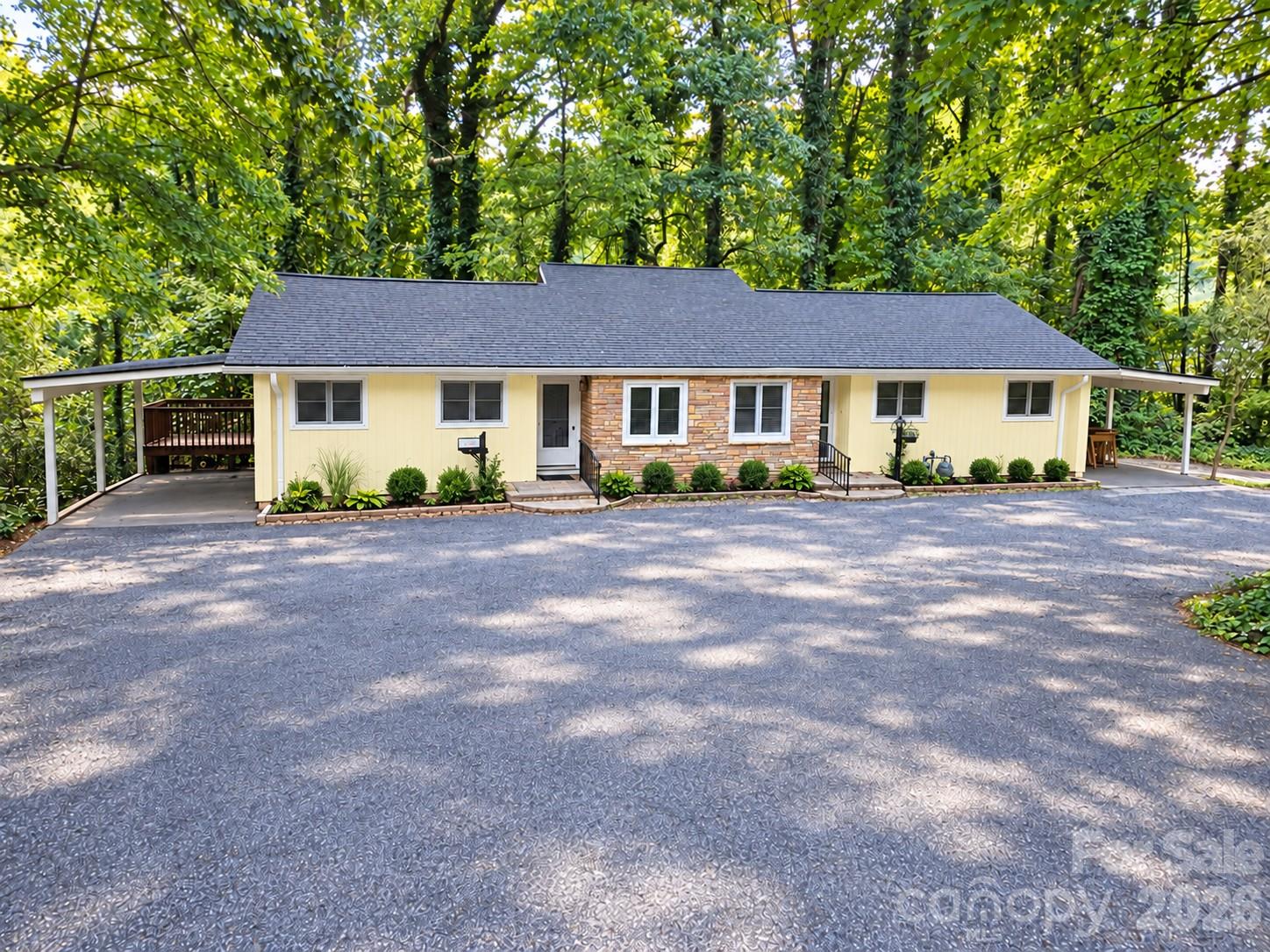 121 Carolina Drive 121/123 Property Photo 1