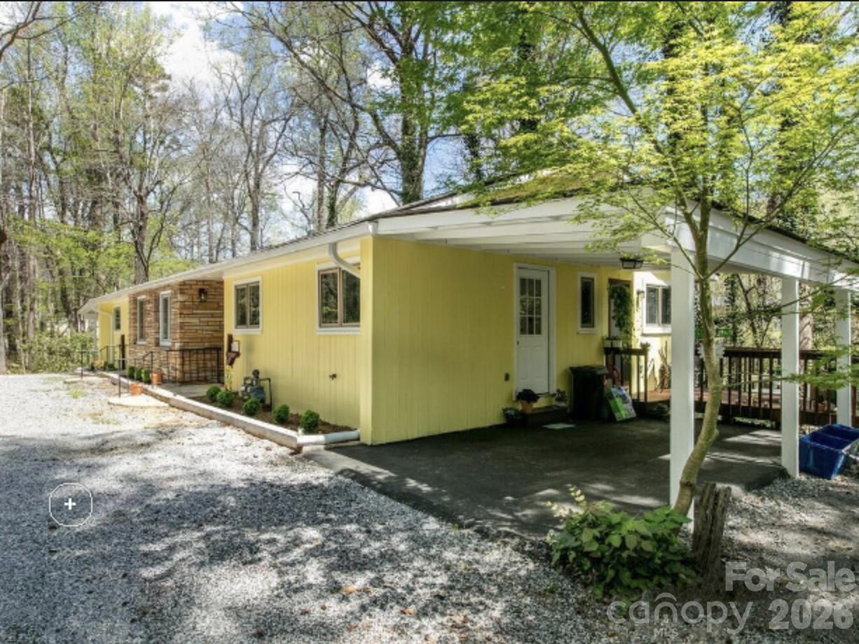 121 Carolina Drive 121/123 Property Photo 2