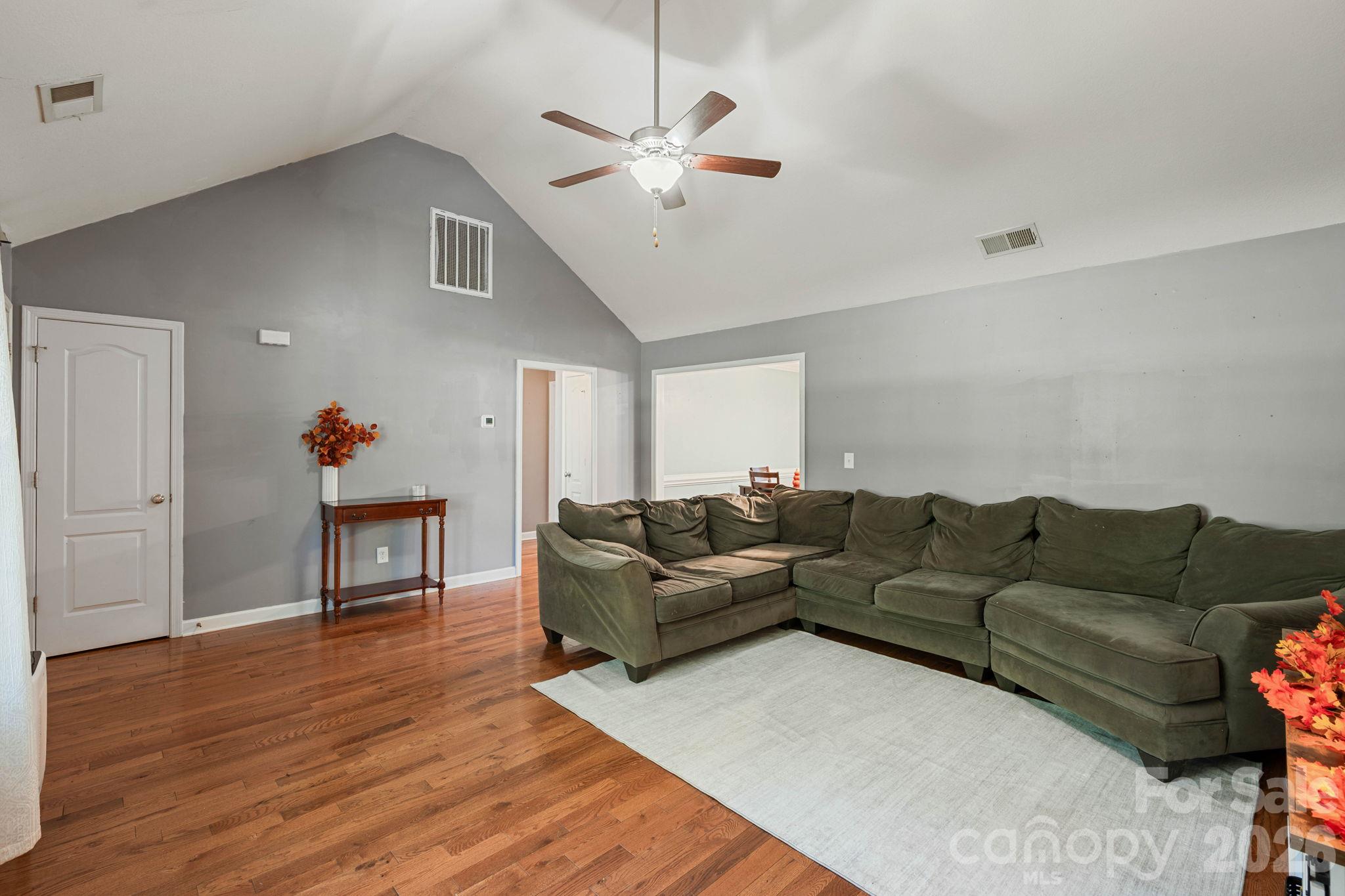 1363 Woodridge Drive Property Photo 8