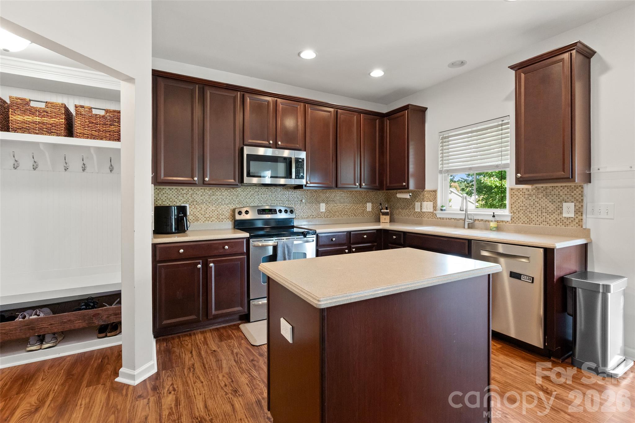 837 Lion Lane Property Photo 6