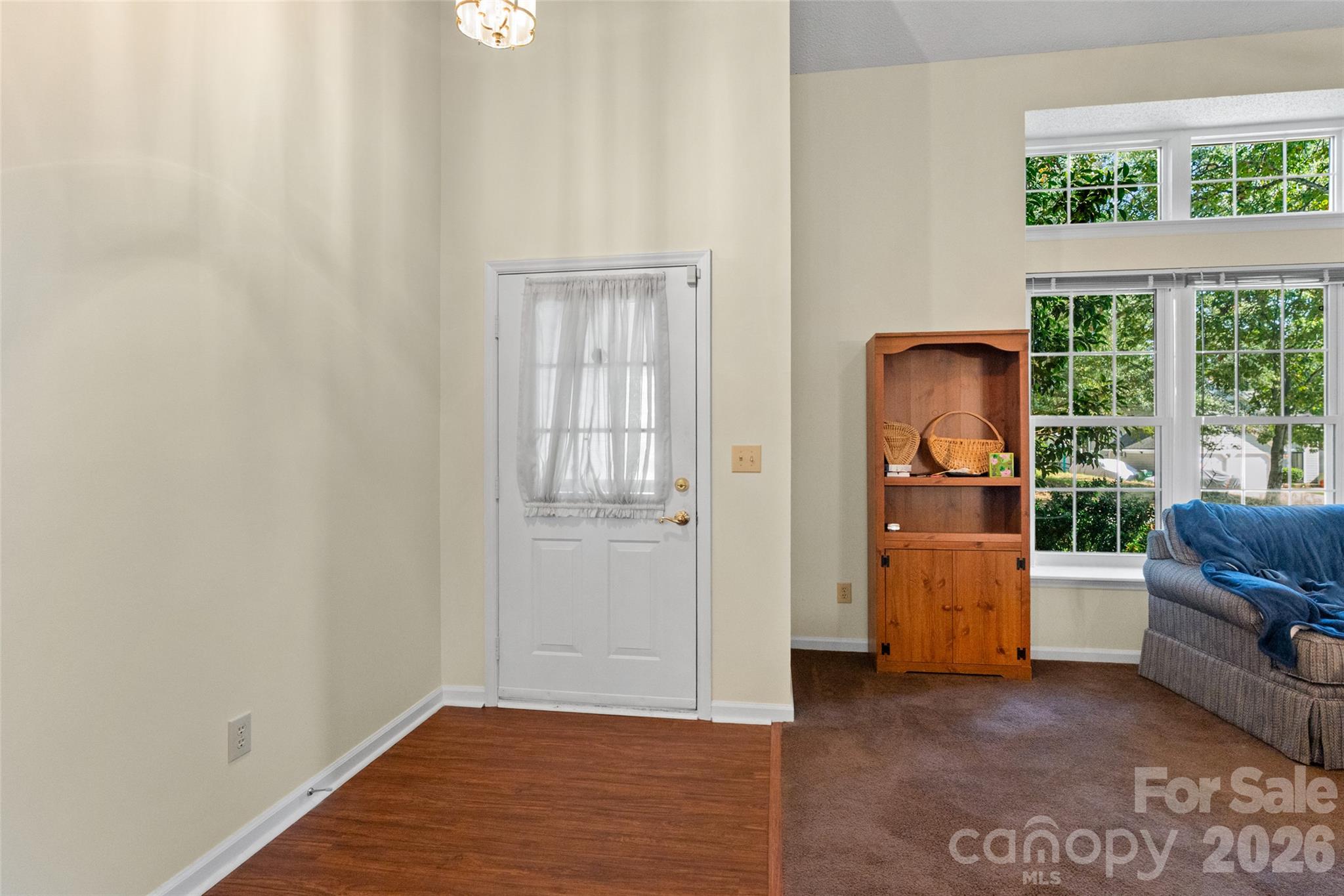 10913 Lassen Court Property Photo 4