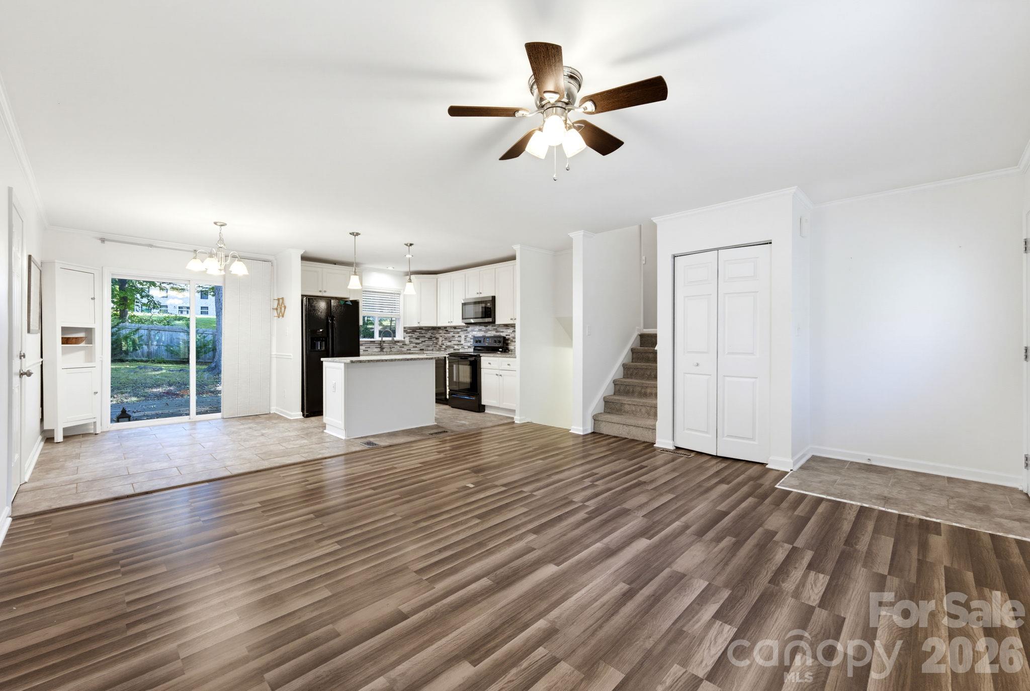 6901 Rollingridge Drive Property Photo 4