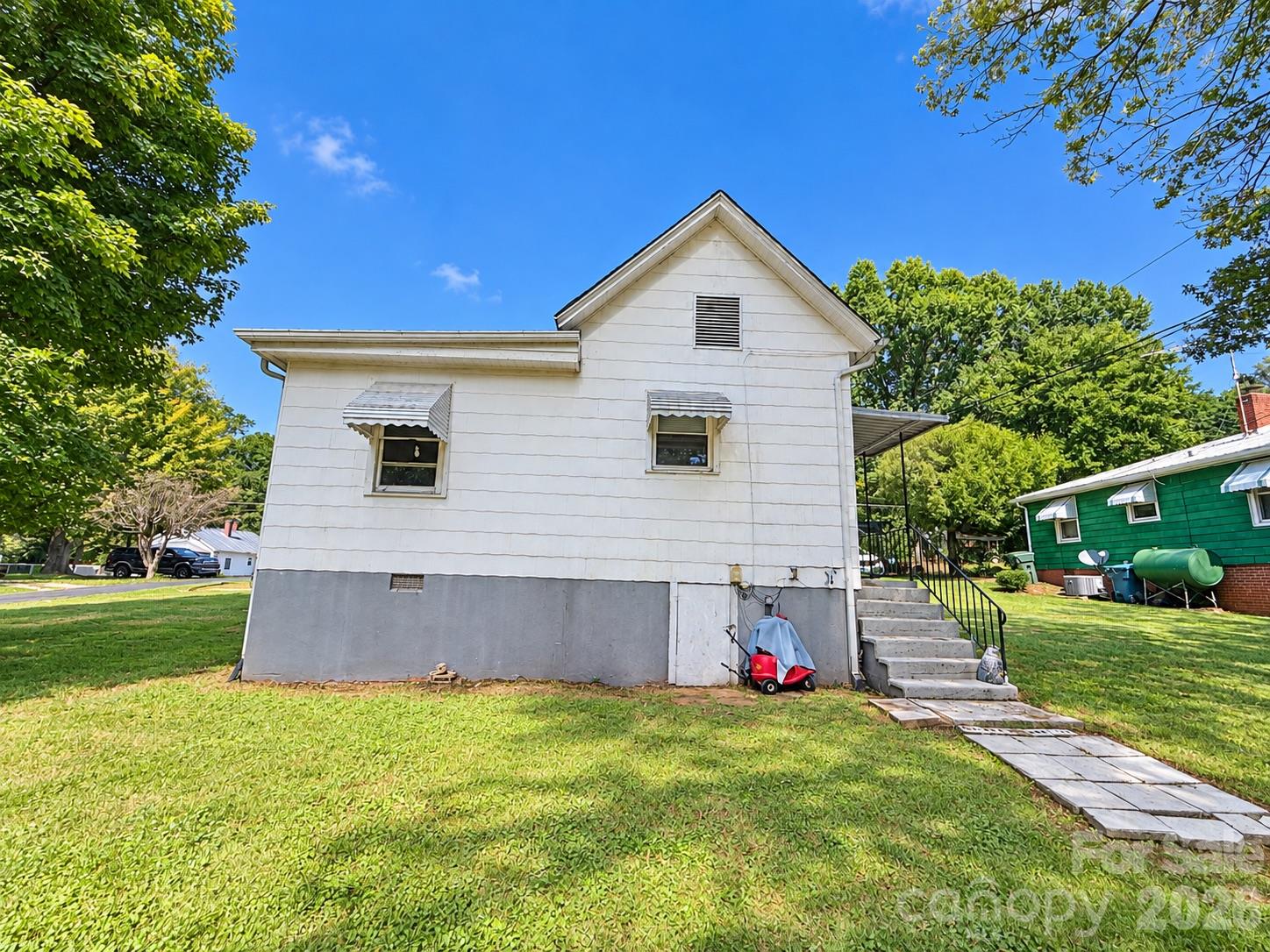 745 6th Avenue Property Photo 16